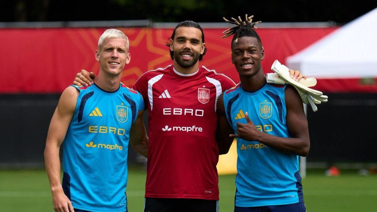 Nico Williams (d) posa con Dani Olmo y David Raya en un entrenamiento con la selección española.