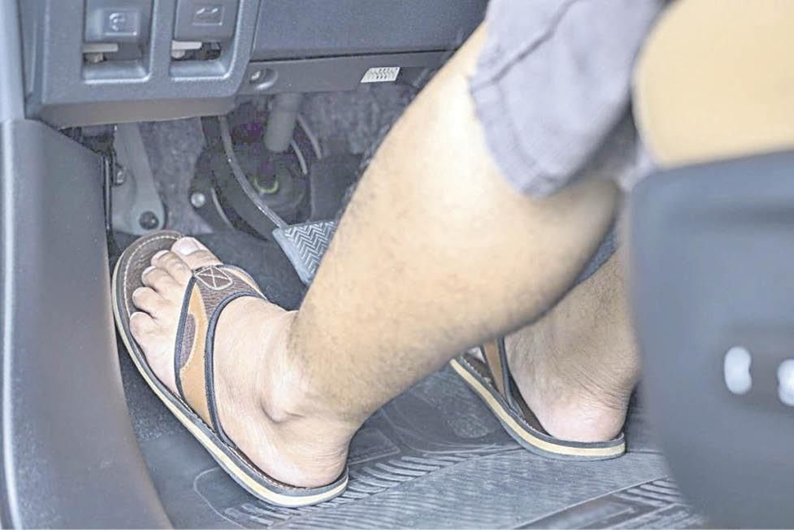 Conducir en chanclas puede acarrear una multa