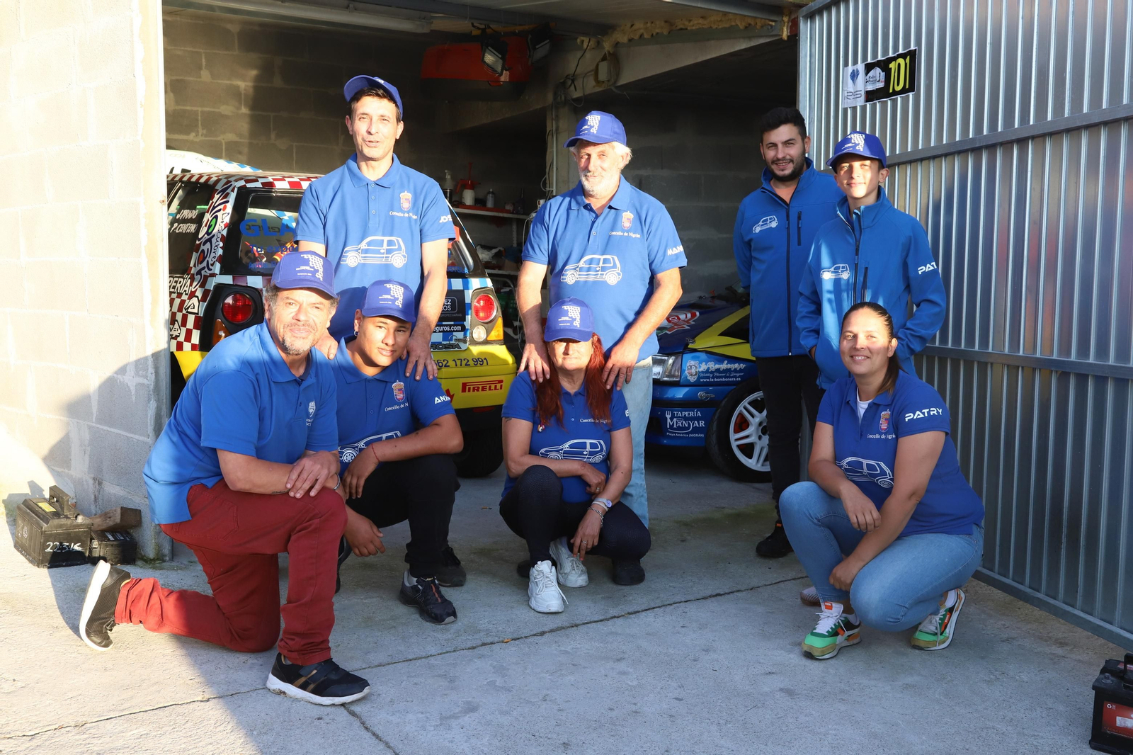 Toñi, Manolo, Isa, Anxelo, Aarón, Antonio Jose y Patricia son como una piña y van todos juntos a las pruebas deportivas.