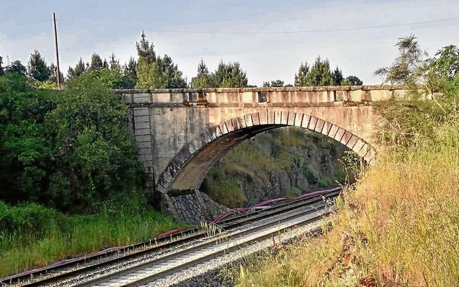 Entre las obras pendientes está la demolición de este paso elevado en San Cibrao das Viñas.