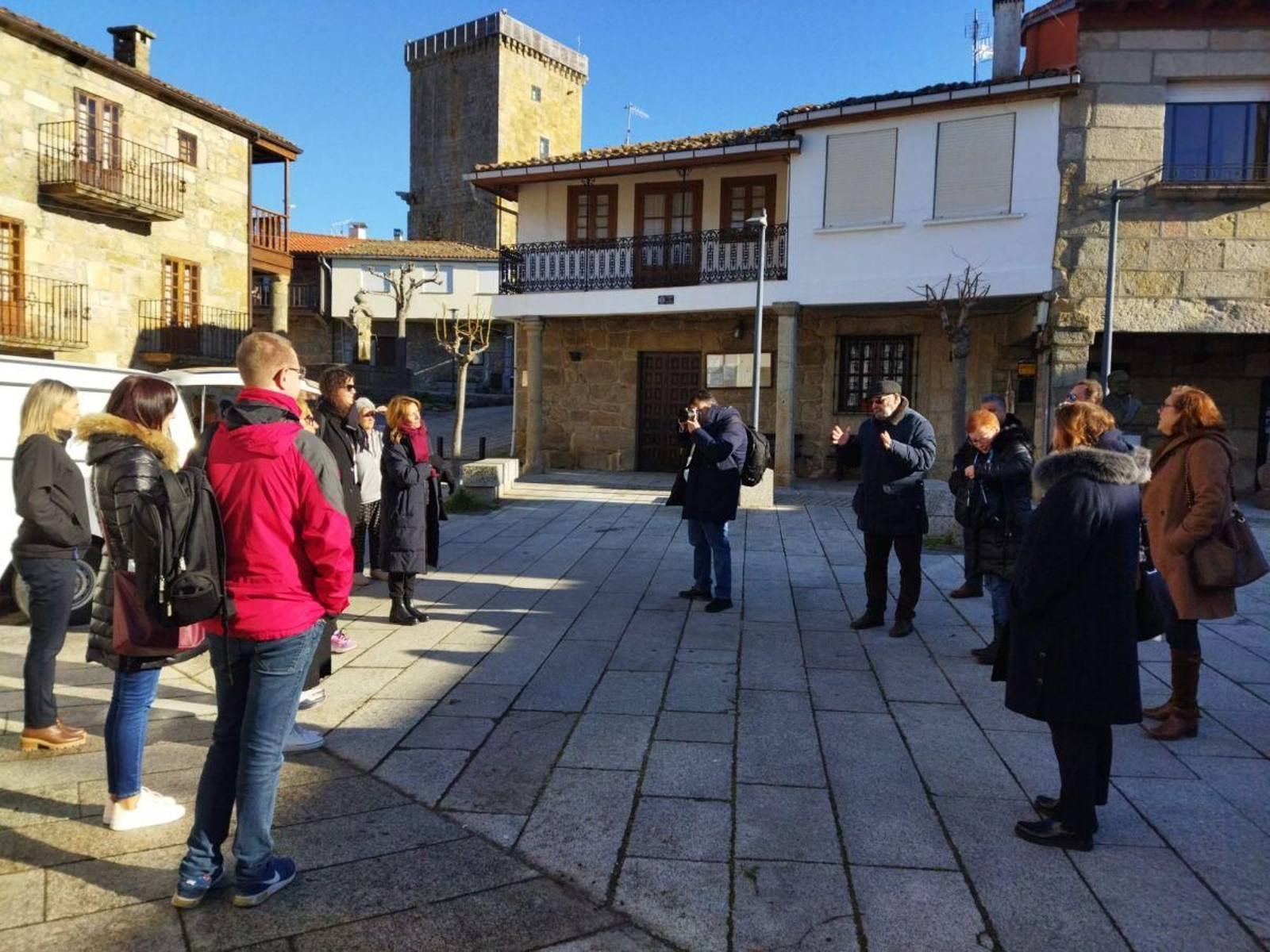 Un momento de la visita de la delegación europea al burgo medieval.