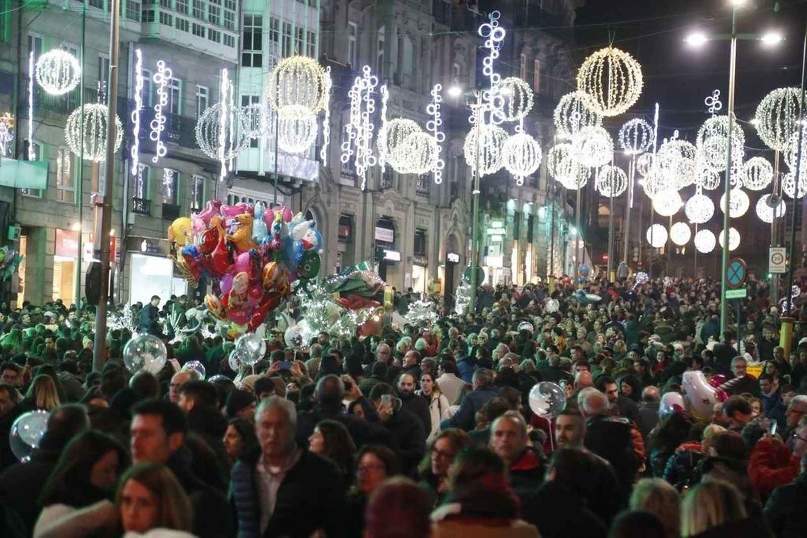 Los turistas invaden Vigo en el Puente236