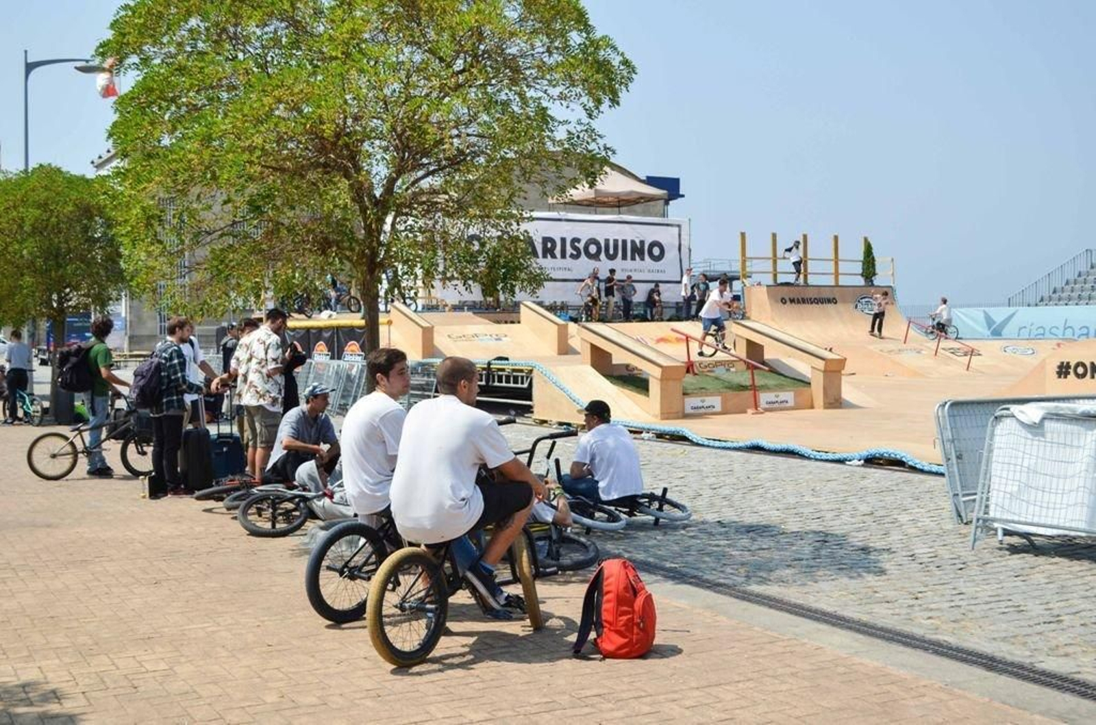Los jóvenes se agolparon ayer ante la pista de skate antes de que fuera completamente desmontada.