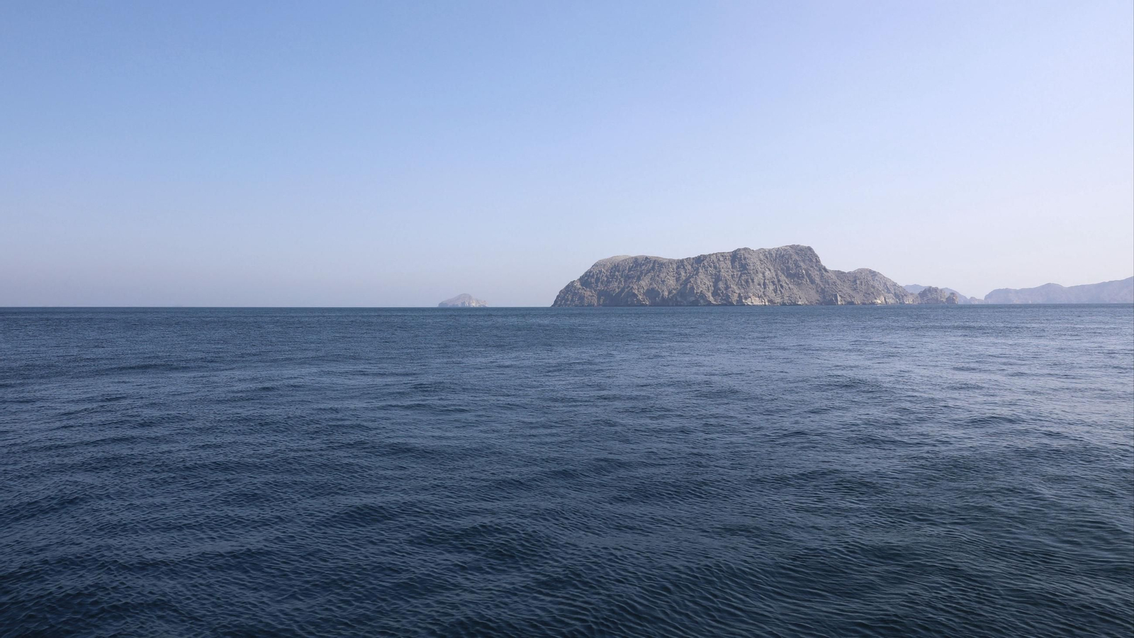 Esta foto de archivo, tomada el 19 de febrero de 2025, muestra el estrecho de Ormuz.