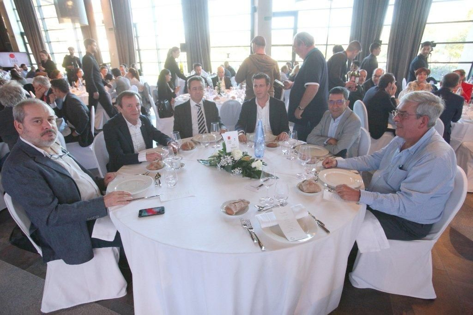 Miguel Sánchez, subdirector de La Región; Amancio Cid, alcalde de Toén; Santiago Gómez-Randulfe, consejero de La Región; Miguel Pérez, director general de Redegal; Javier Taibo, director general de Egatel, y Carlos Gómez, alcalde de Xunqueira de Espadanedo.