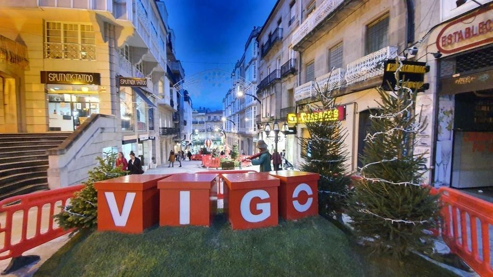 Decoración navideña instalada ayer en Eduardo Iglesias.