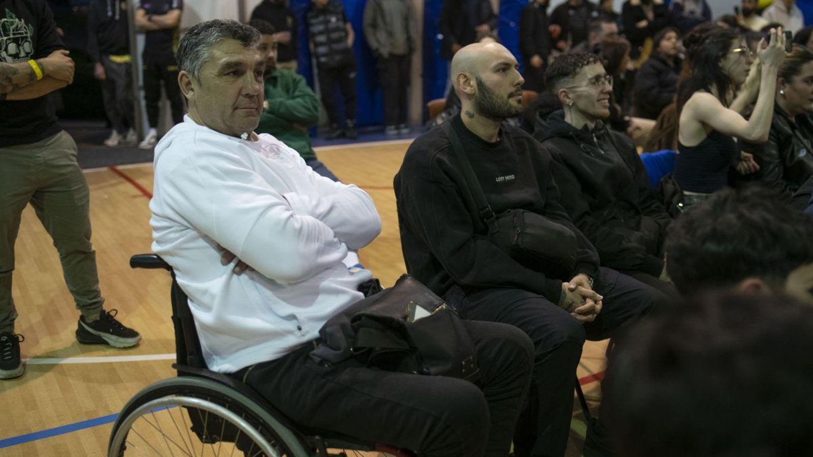 Simón González, atento a lo que ocurría sobre el ring.