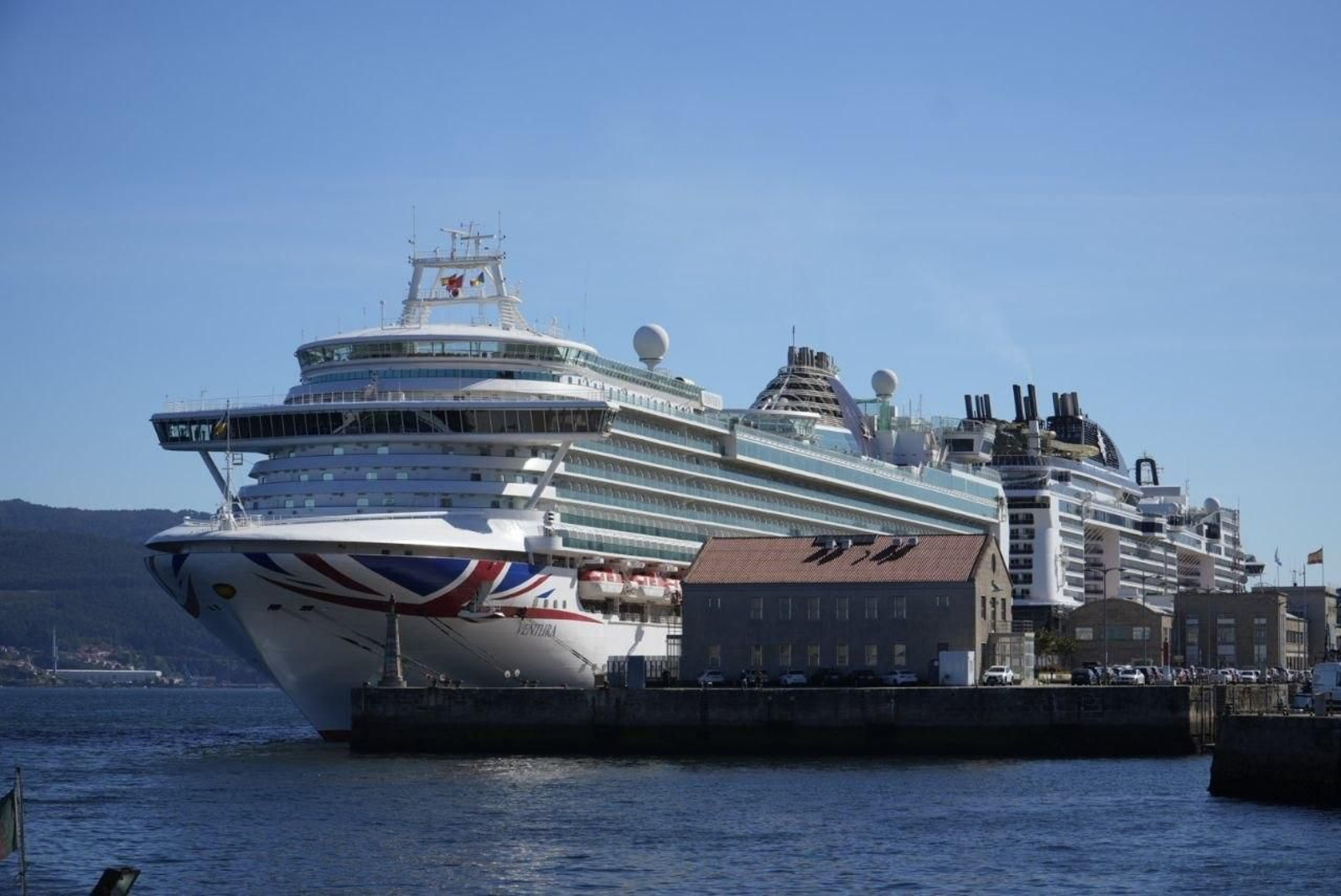 Los dos cruceros, en el Muelle de Trasatlánticos de Vigo, este miércoles.