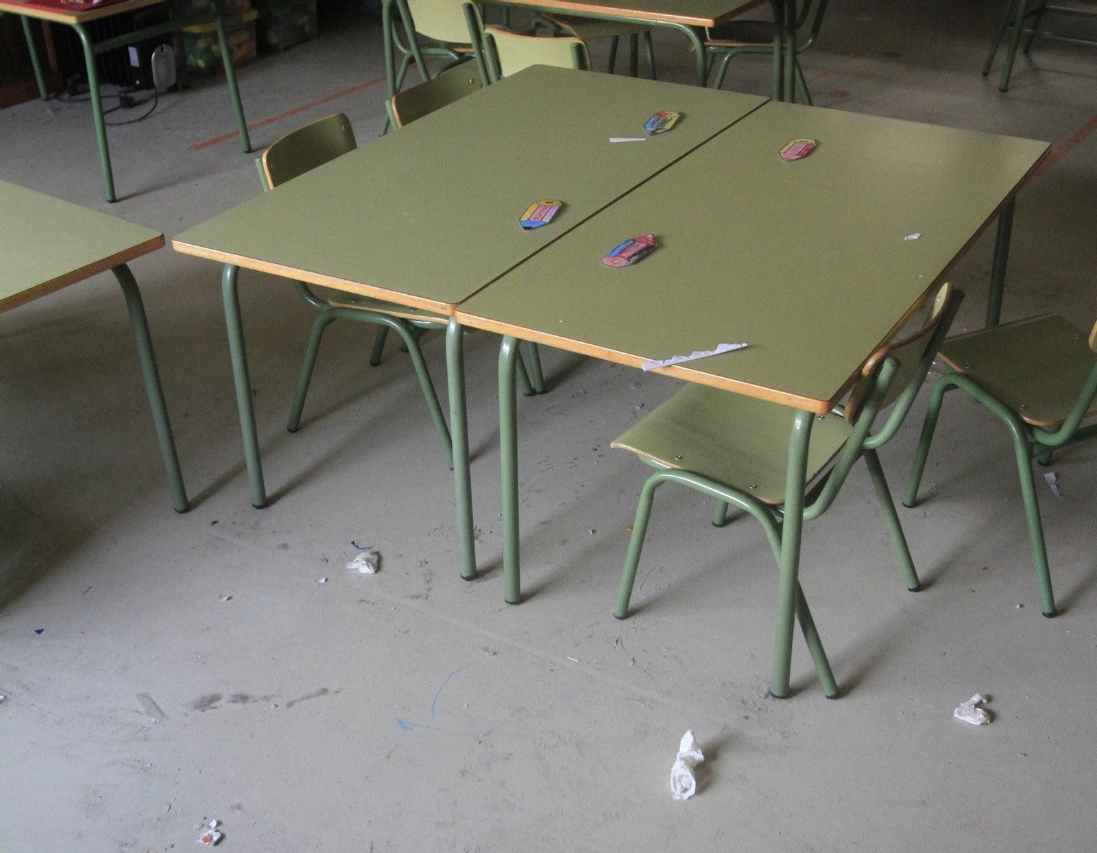 Suciedad en una de las aulas del colegio.