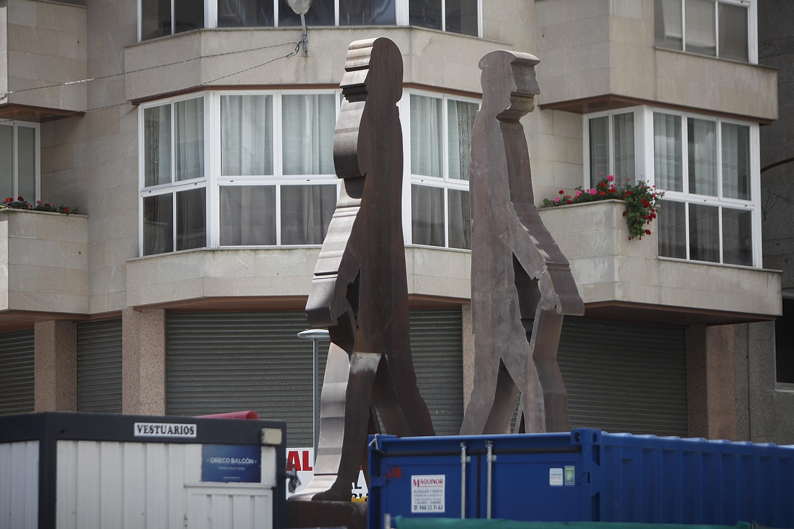 La instalación de la estatua de Los Ramones