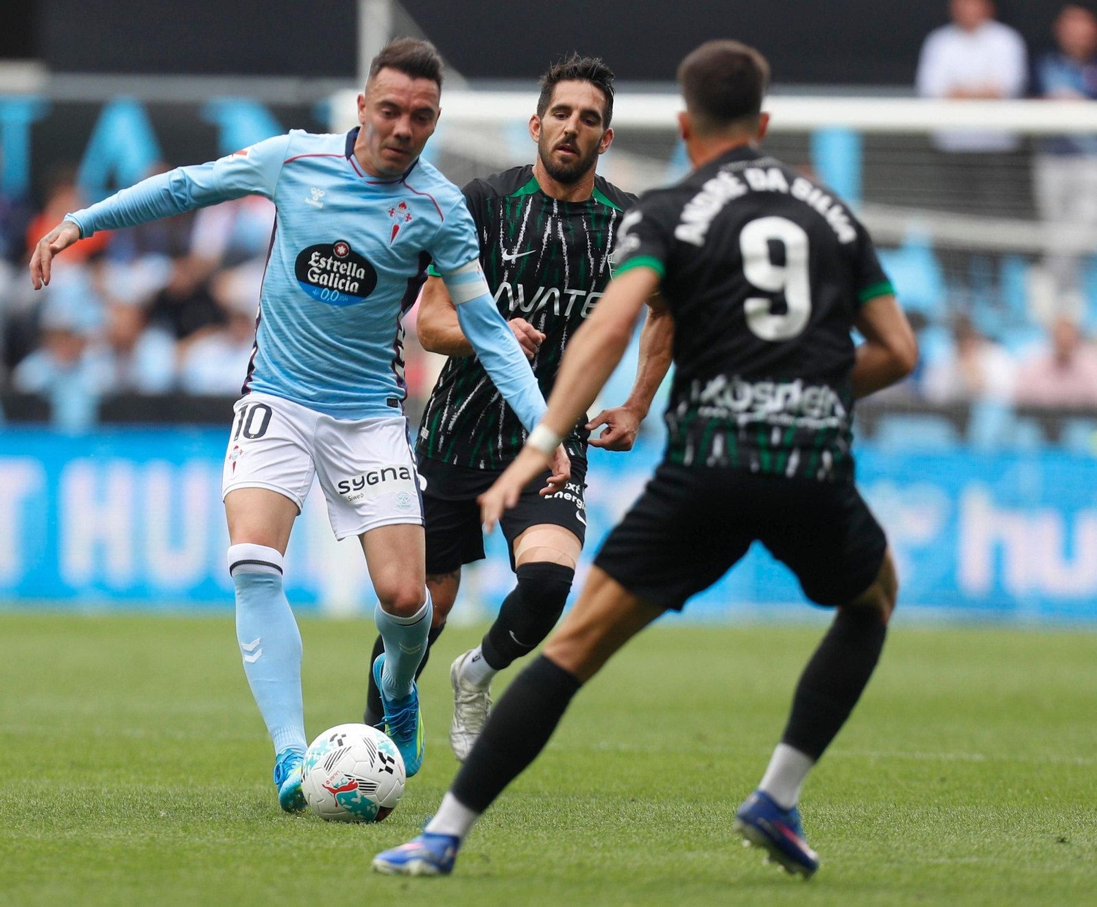 Aspas controla el balón.