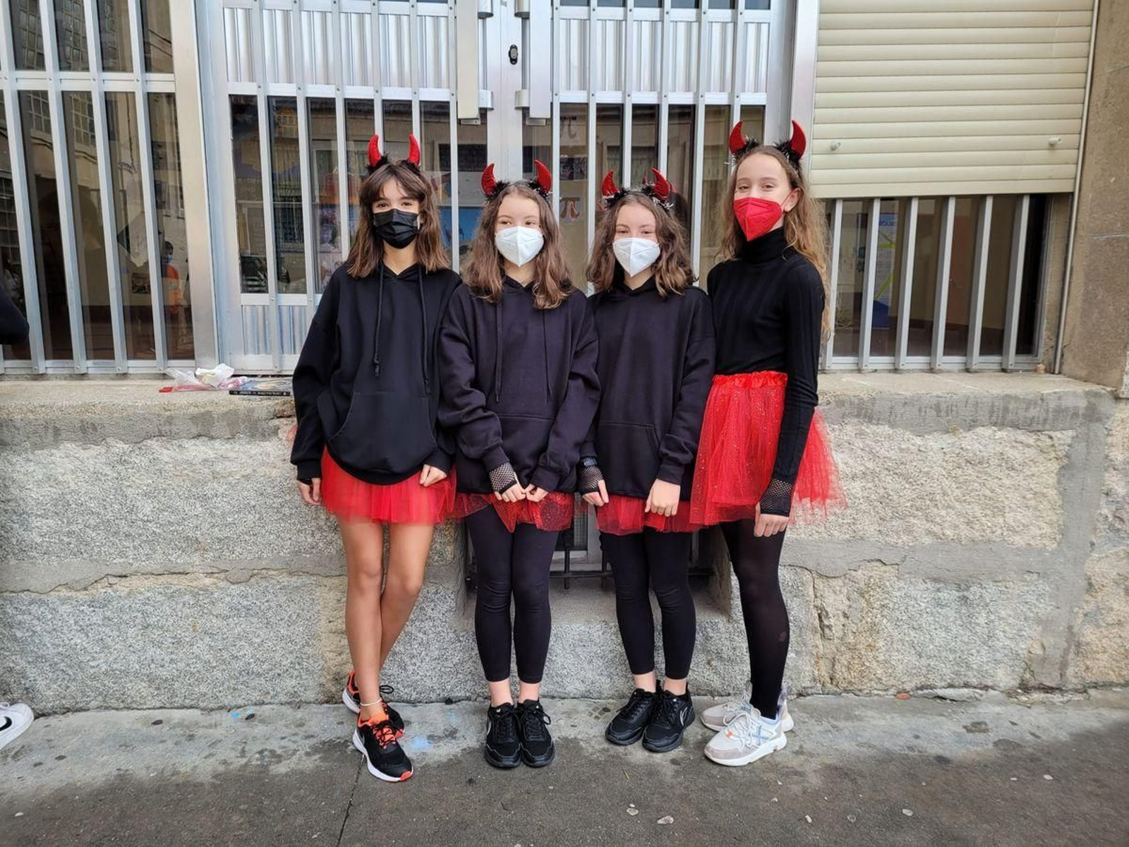 12 de Outubro. Algunhas puxéronse de acordo nos seus disfraces.