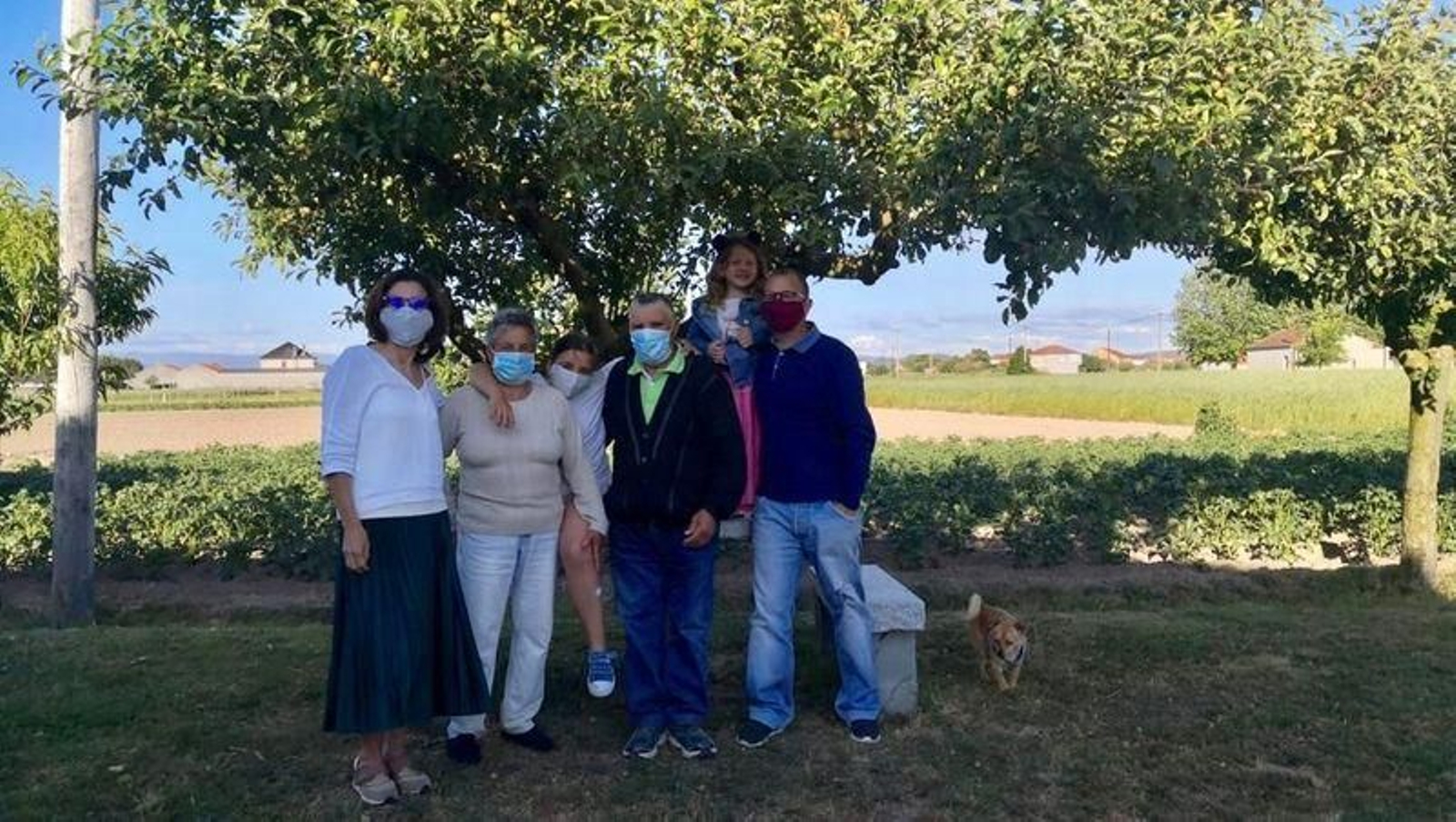 Juan, Otilia, Ánxela, Sofía, Celia y José reunidos, por fin, en San Vitoiro, Xinzo de Limia.