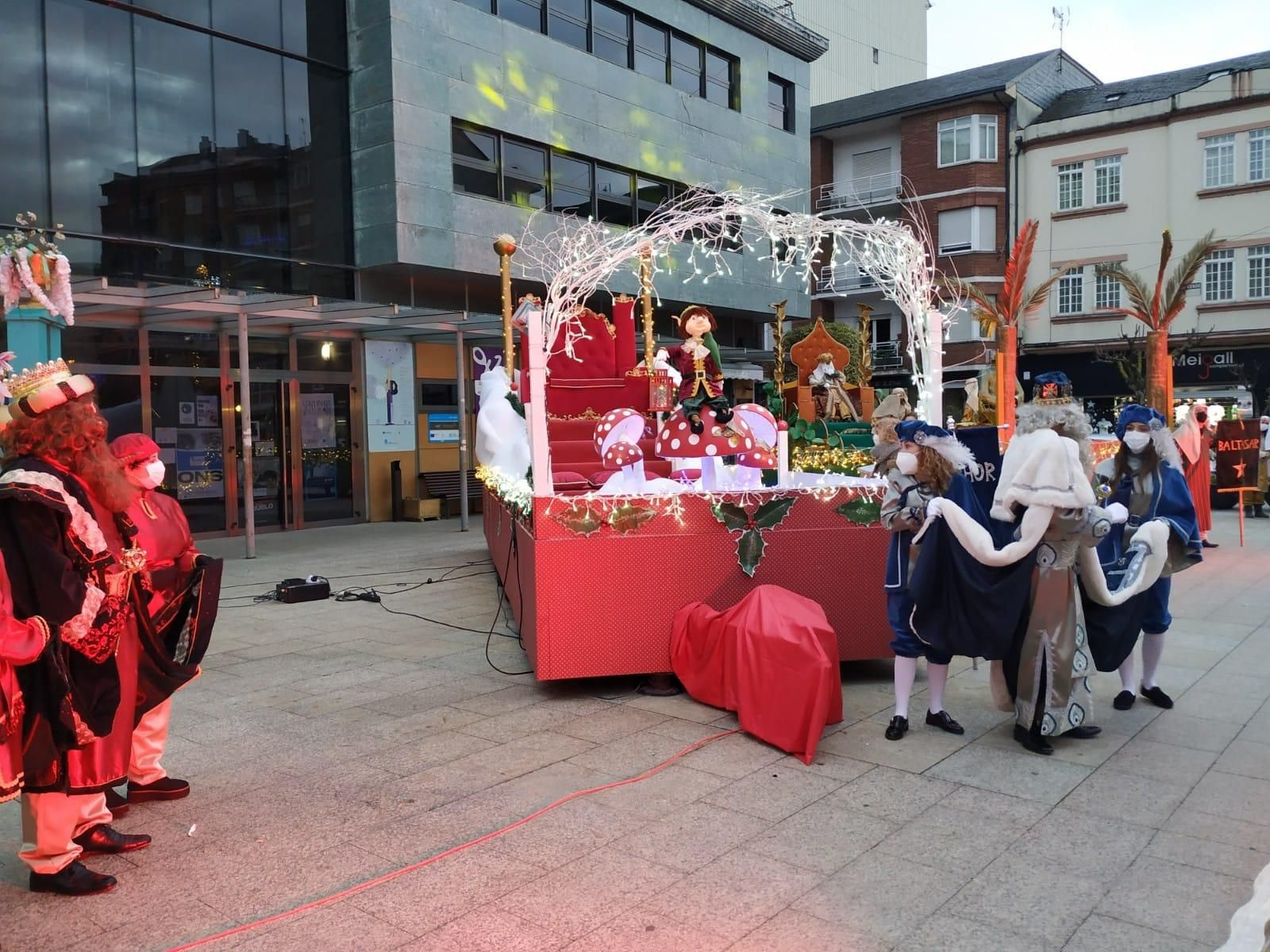 Sus Majestades de Oriente visitan a los niños y niñas de O Barco