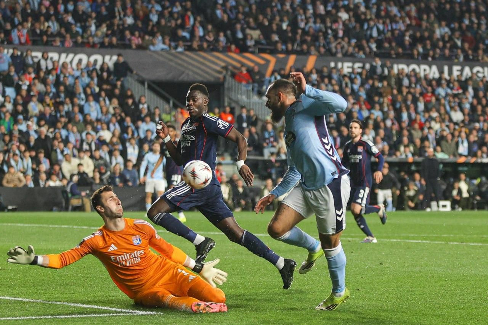 Galería | El Celta y el Olympique, un duelo de altura en Balaídos