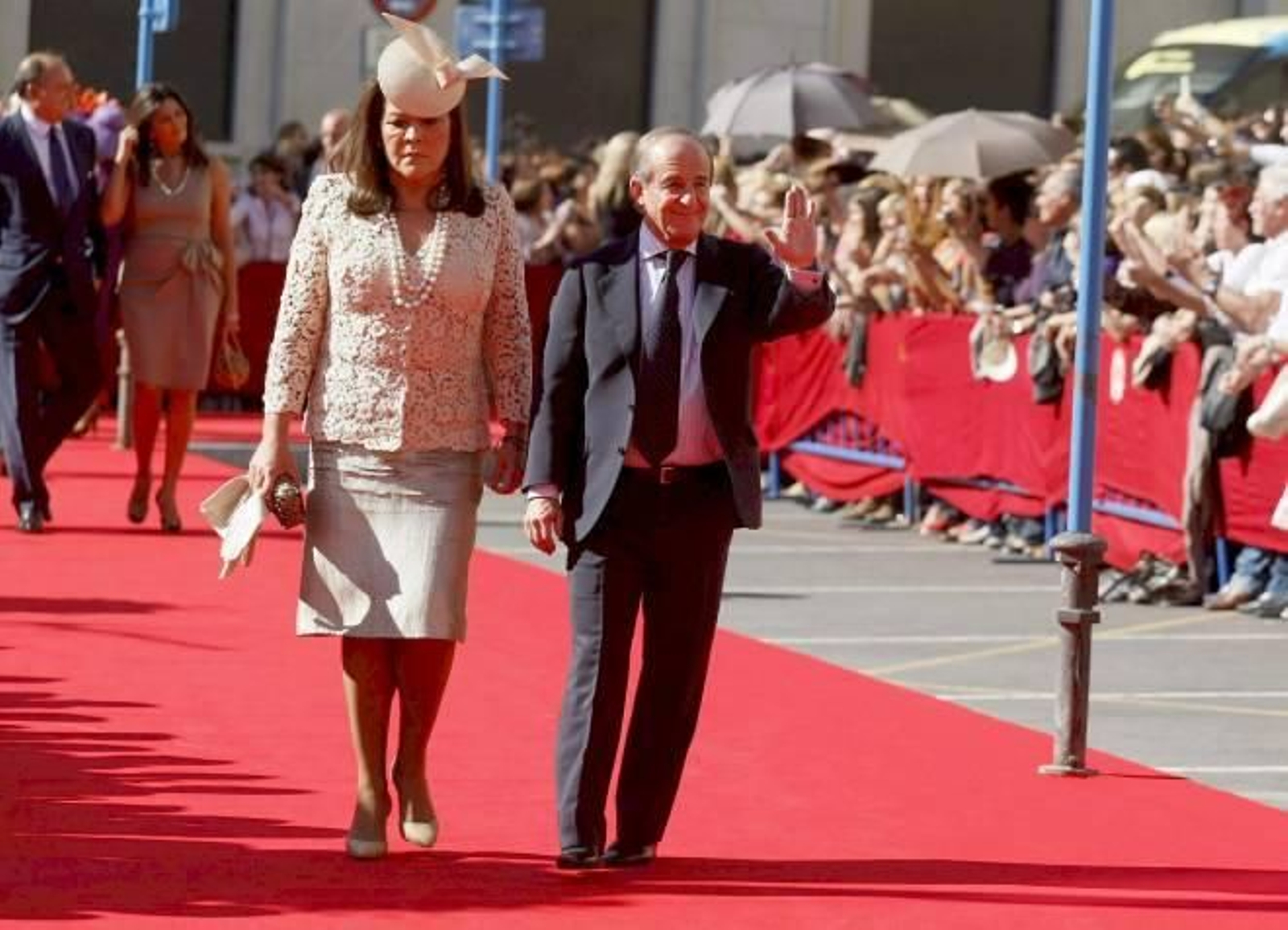 El periodista José María García saluda junto a su mujer, Montse Fraile