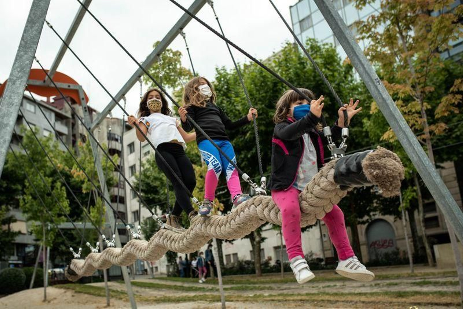 Grupo de niños montando uno de los aparatos del parque del Cruceiro (ÓSCAR PINAL).