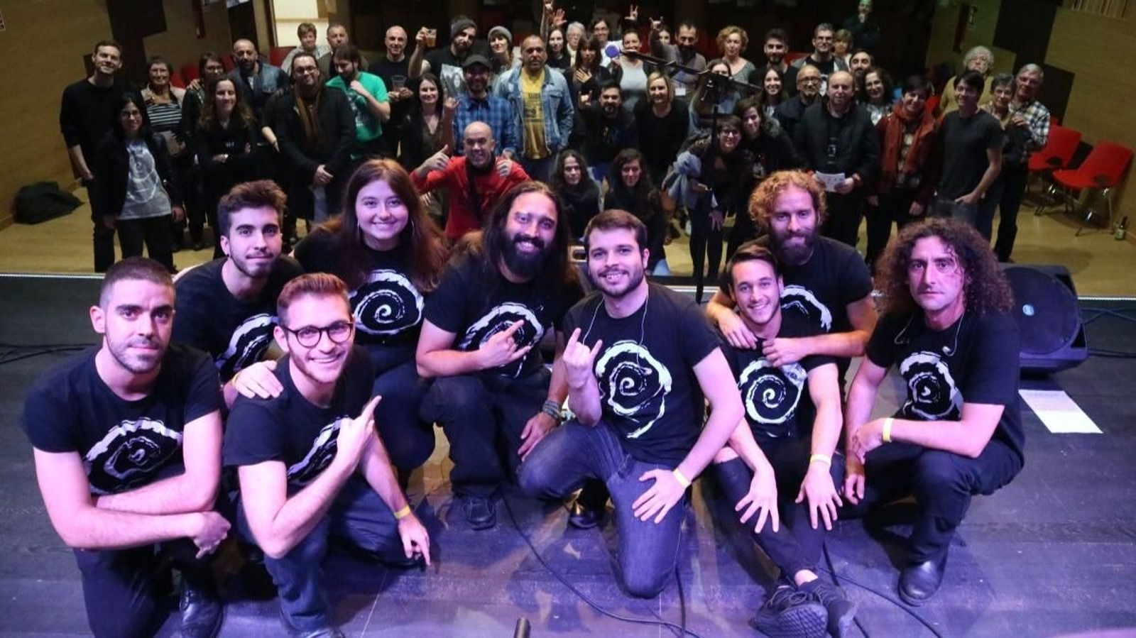 Los nueve músicos del grupo Fear of Missing Out, en uno de sus conciertos.