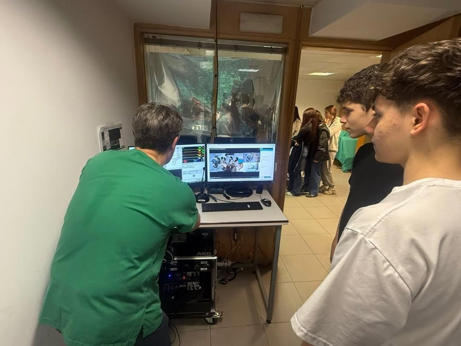 Visita dos alumnos do Luis Vives á Unidade de Simulación do CHUO