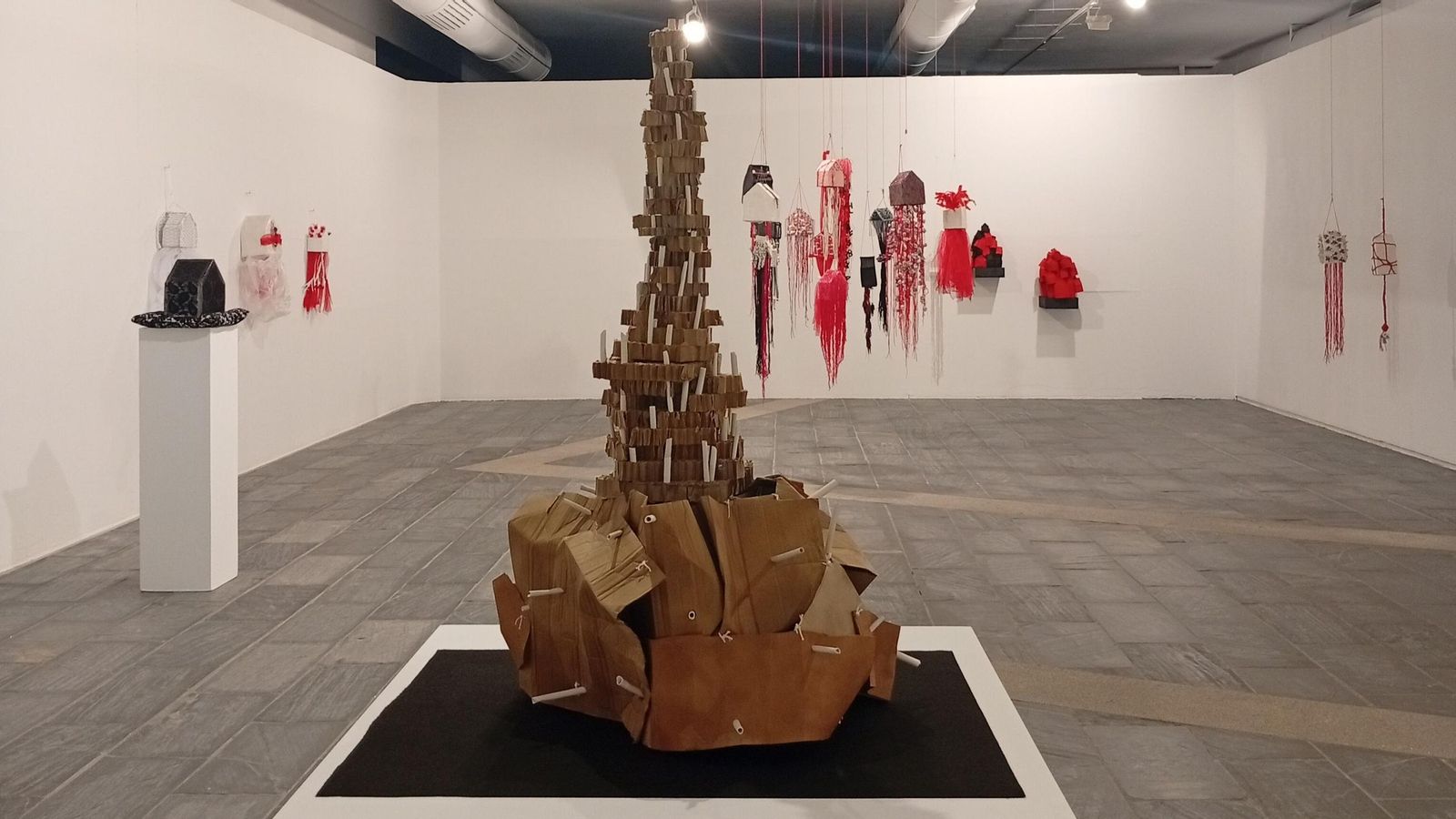 Las torres escultóricas de Ruth Lodeiro que se expone en el museo provincial.