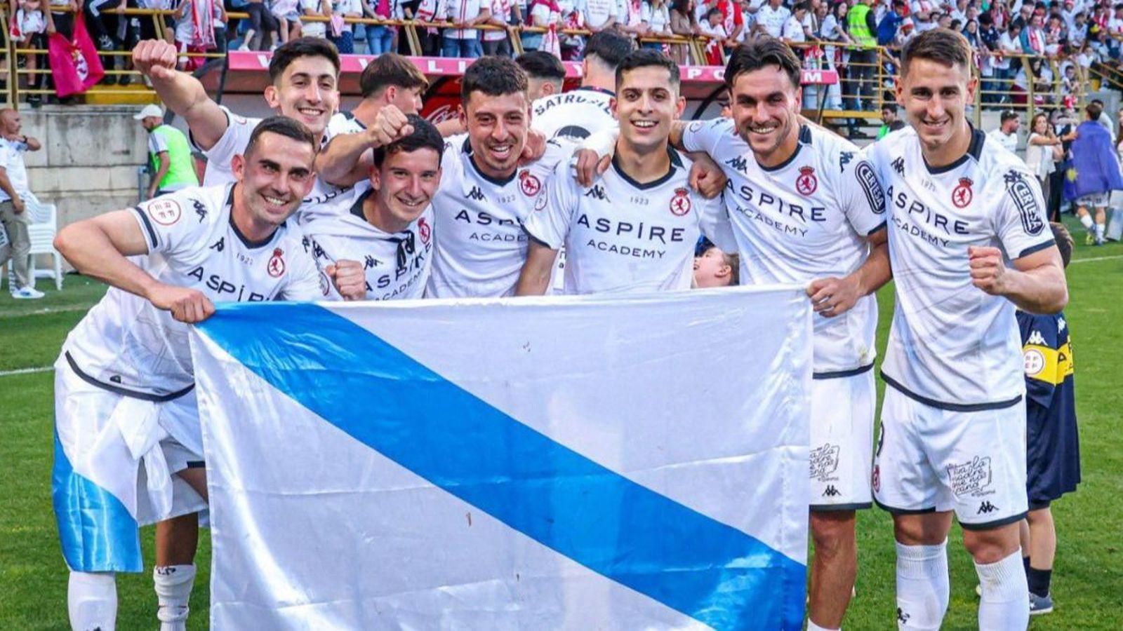 Manu Justo (derecha) celebra el ascenso junto a los otros seis gallegos de la Cultural Leonesa.