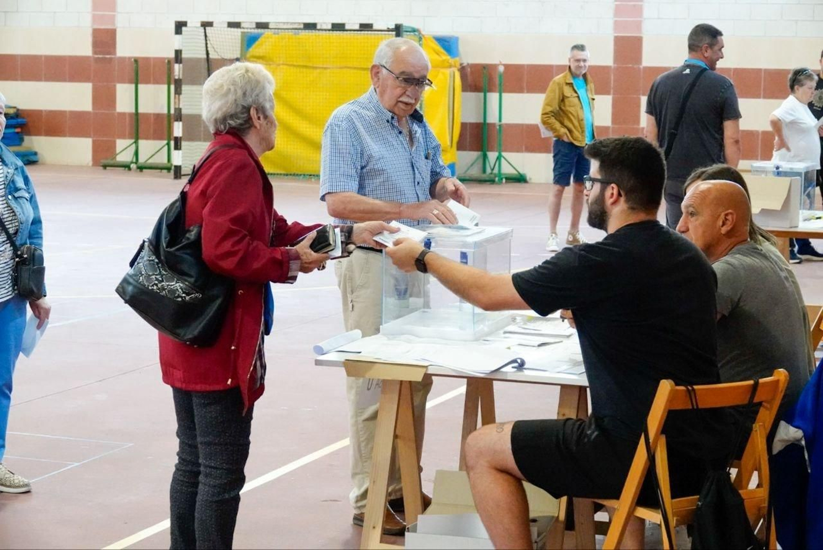 Una pareja acude a votar en las elecciones europeas a uno de los colegios electorales de Vigo. // Vicente Alonso