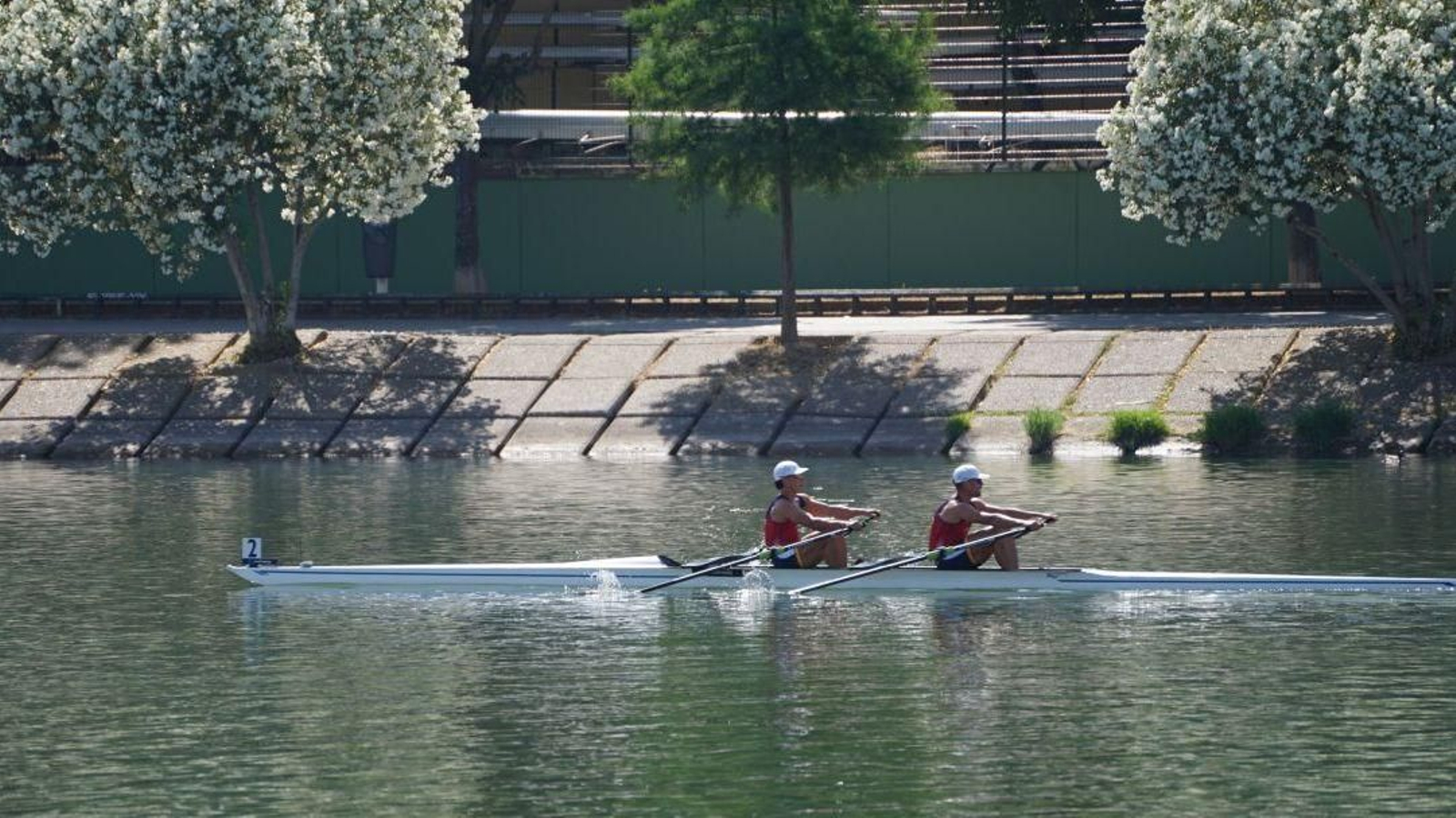 La pareja gallega avanza por el río Guadalquivir en un momento de la prueba de ayer, que superó sin mayores contratiempos.