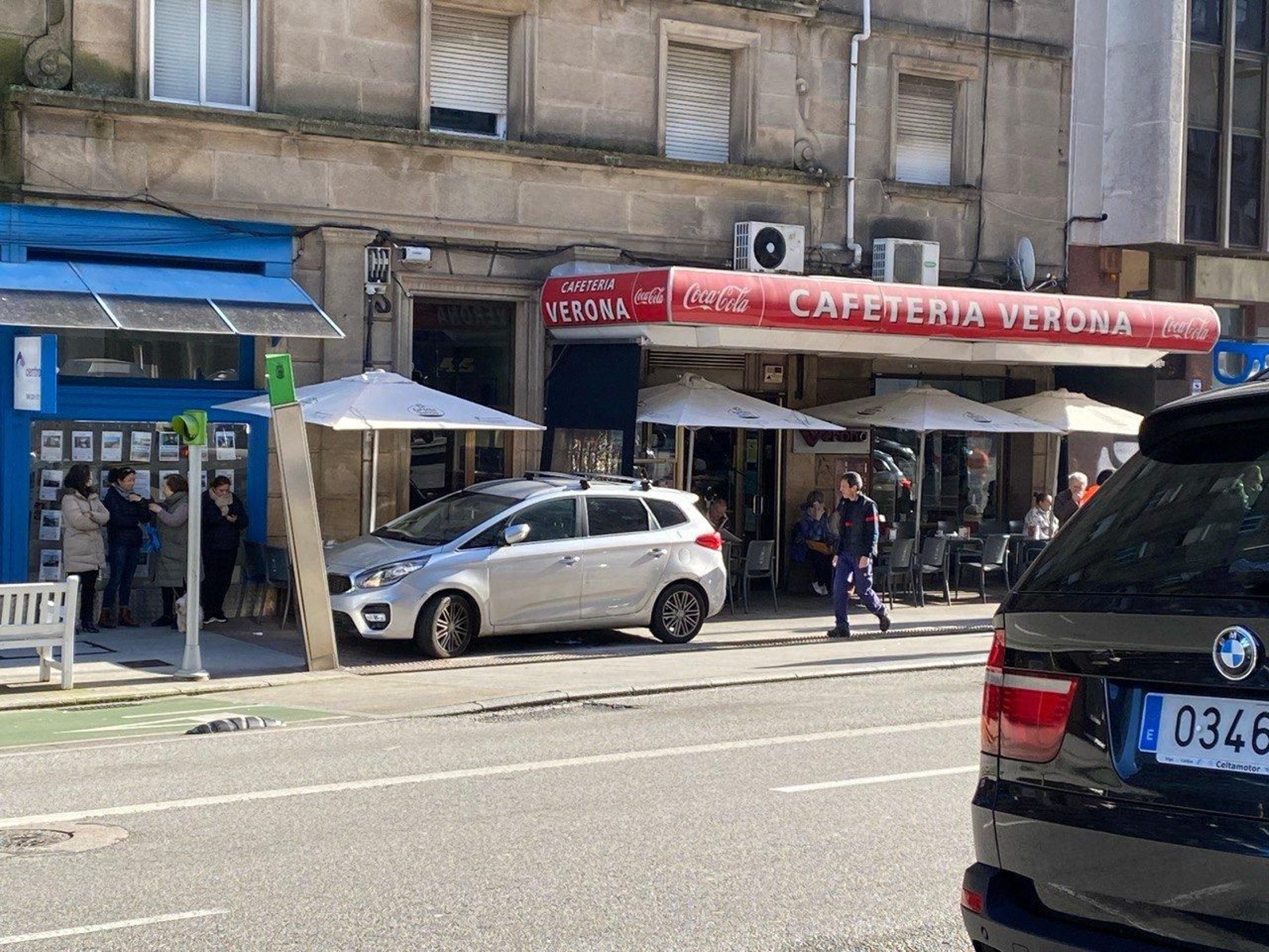 Coche empotrado contra una terraza de una cafetería en la calle Venezuela en Vigo.
