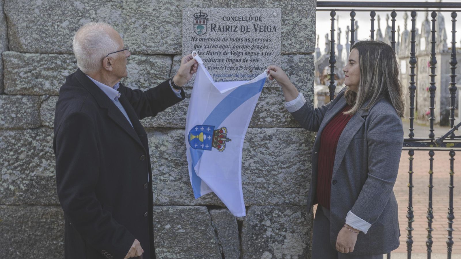 Xosé González e Asunción Morgade destapando a placa.