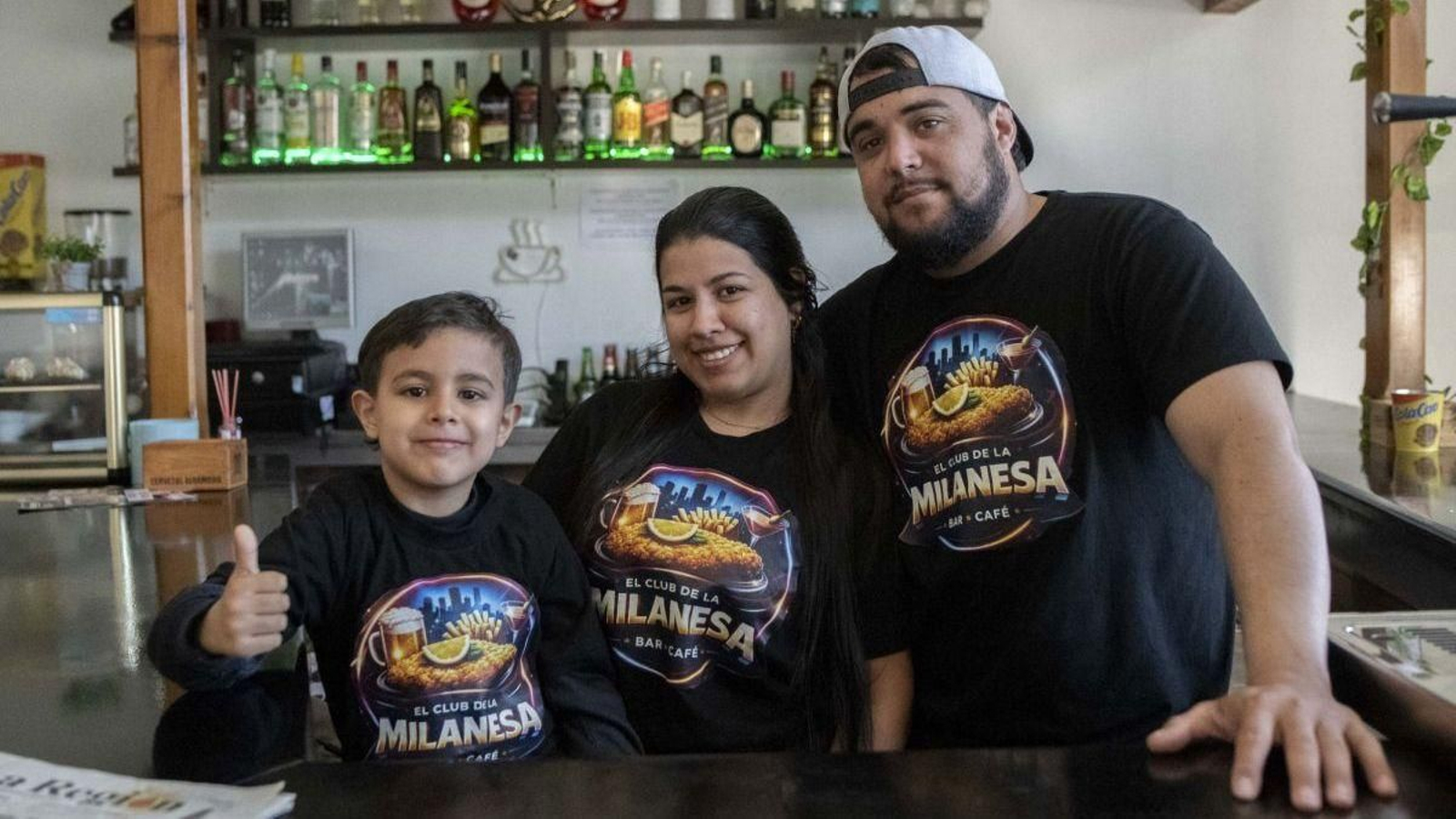 Mildred Portillo y Vinicius Bracho con Alexander.