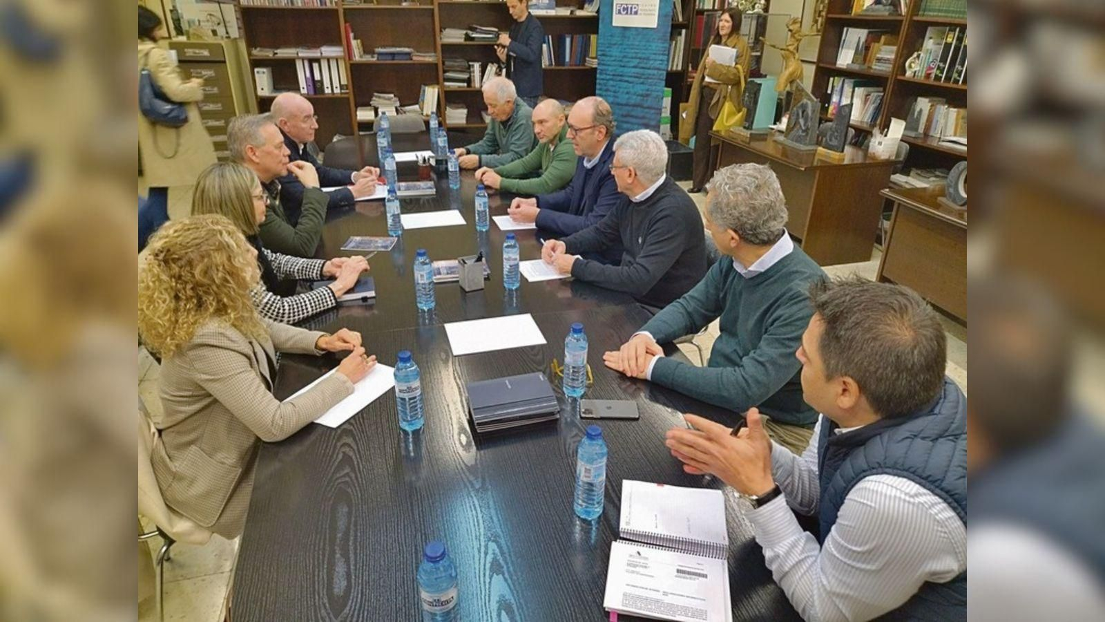 Gómez Caamaño, tercero por la izquierda, conversa con Eliseo López.