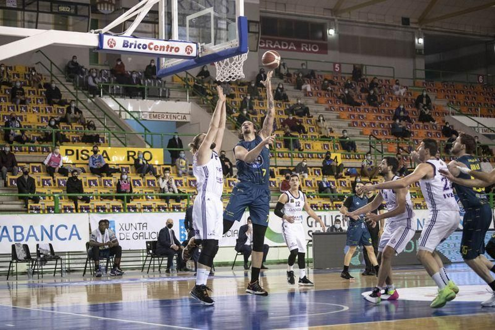 Partido de LEB Oro en el Pazo Paco Paz entre el COB y el Valladolid // FOTO: ÓSCAR PINAL