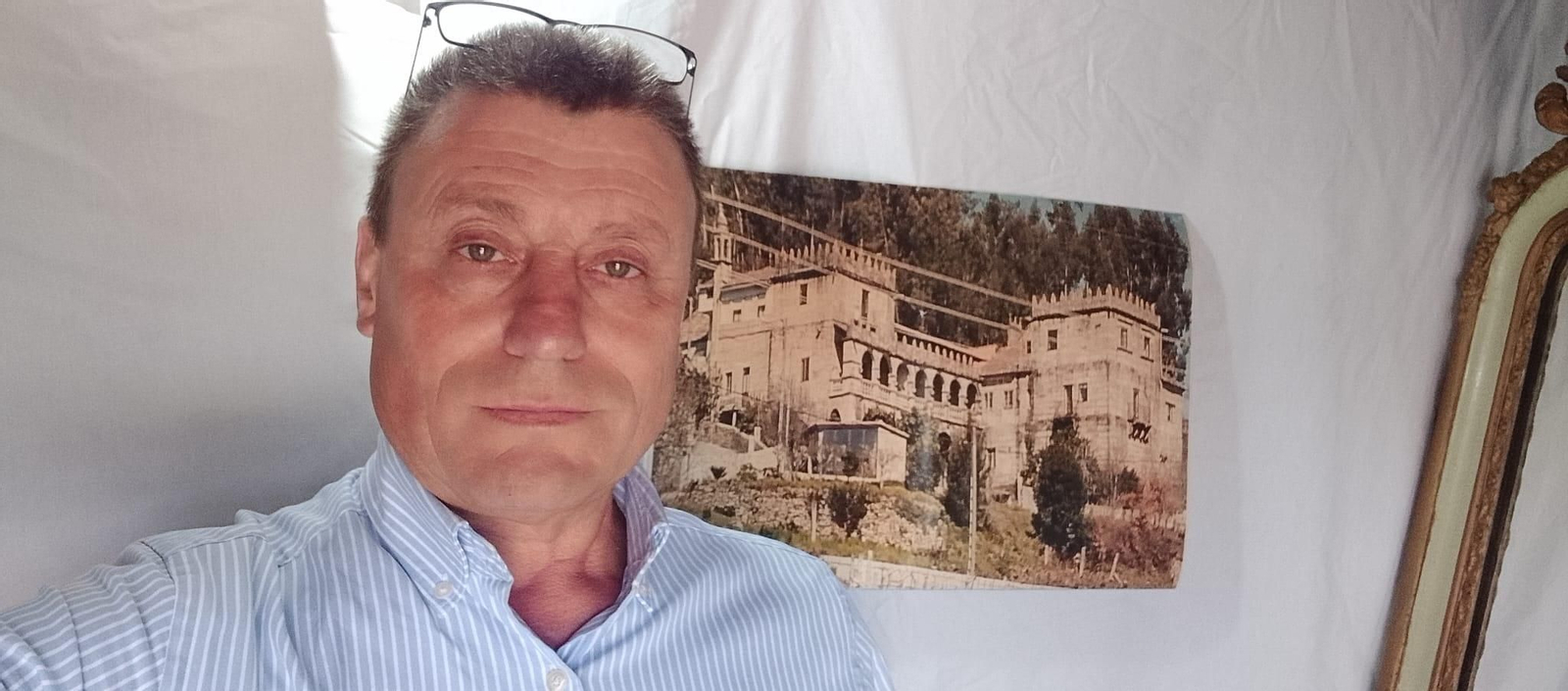 El investigador Benito Domínguez Troncoso, con una foto del pazo de la Picoña, en Salceda de Caselas.