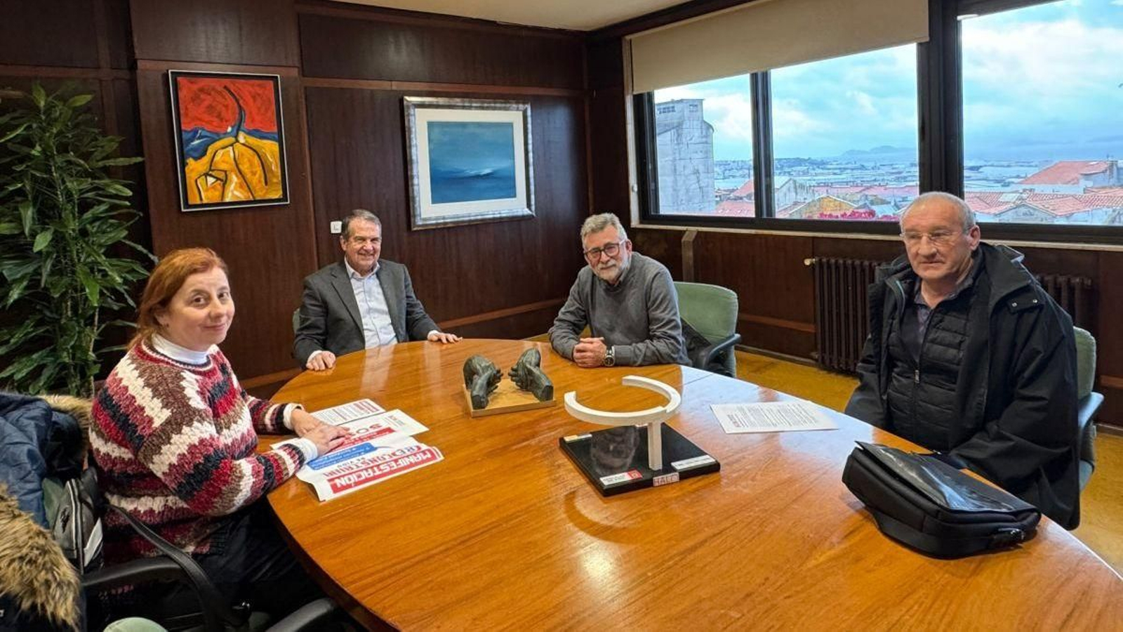 El alcalde, con Pilar Rodríguez, Jesús Araújo y Emilio Nieto, ayer por la tarde.