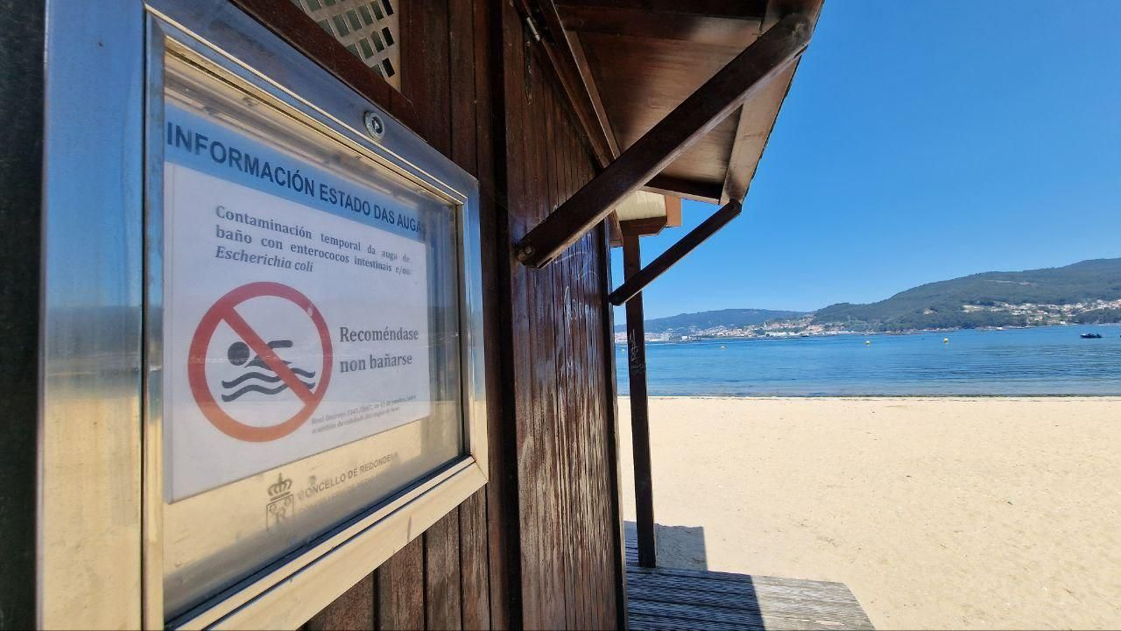 Cartel donde no se recomienda el baño en la playa de Arealonga. // J.V. Landín