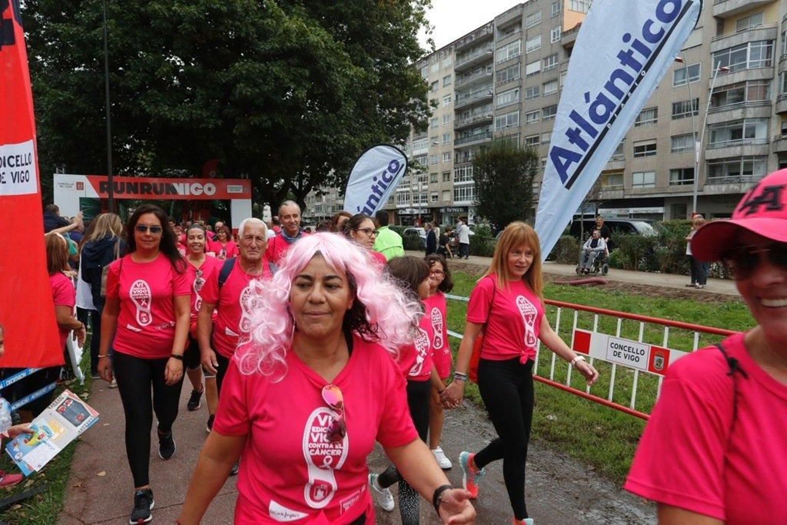 El color rosa abarrotó la Avenida de Castelao - JV Landín 134