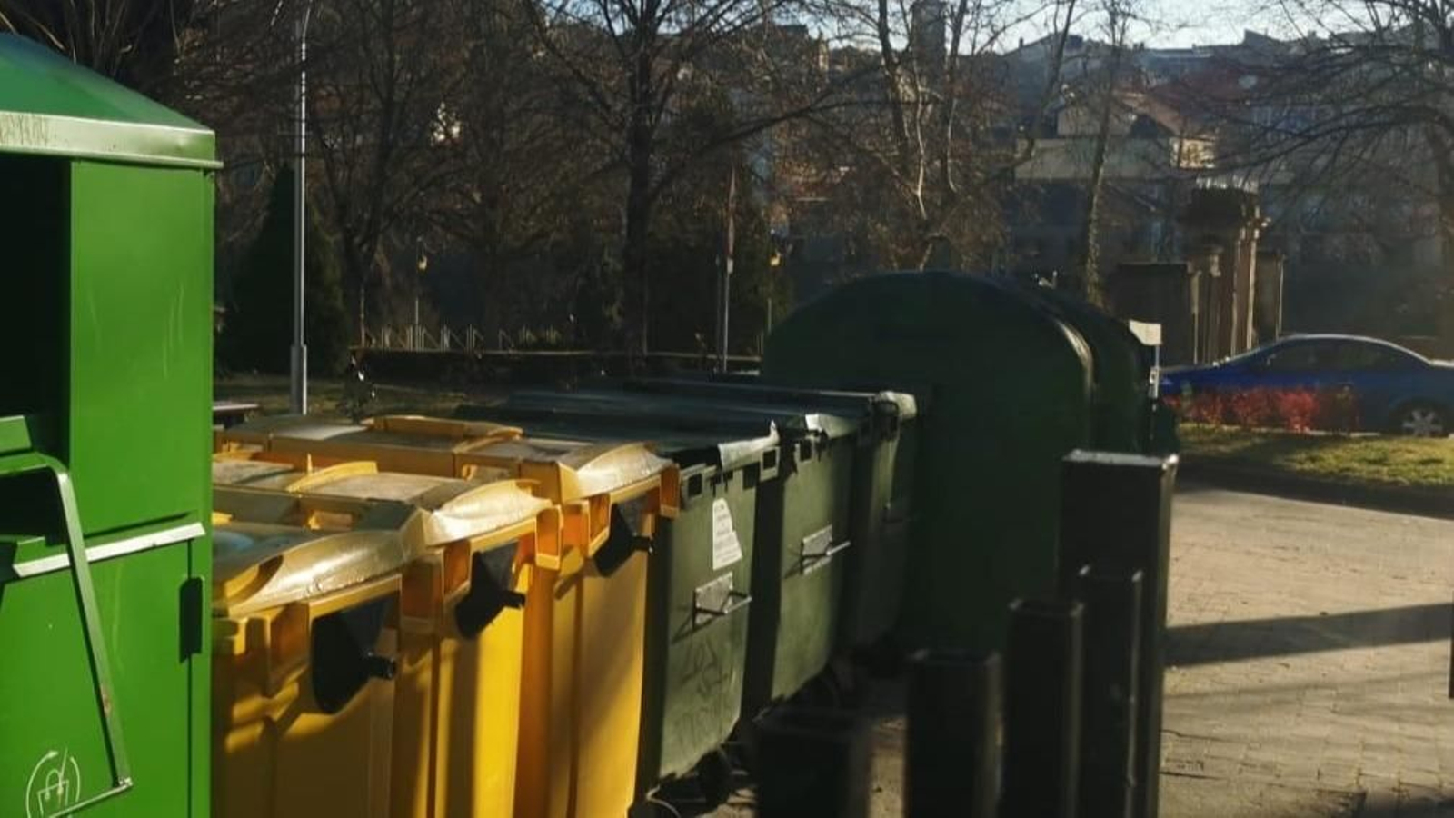 Contenedores ubicados en la rúa do Piñeiro, en Allariz.