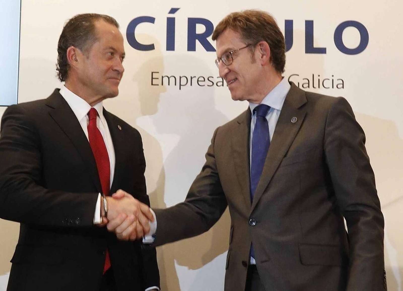 El presidente de Abanca, Juan Carlos Escotet, con el de la Xunta, Alberto Núñez Feijóo tras la imposición de la medalla.