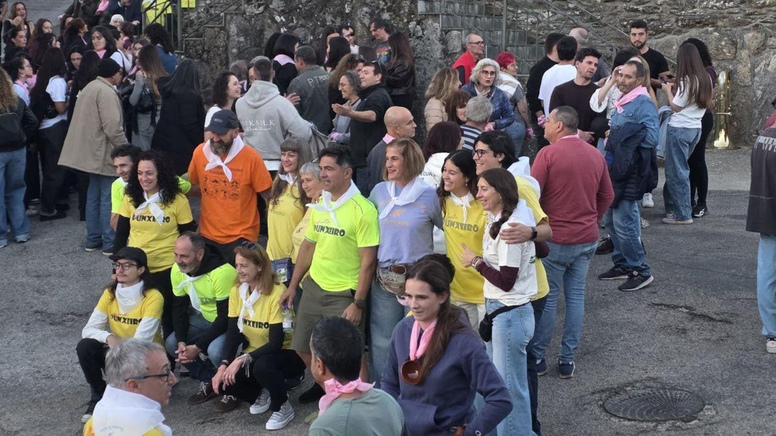 Asistentes con las camisetas conmemorativas de la fiesta.
