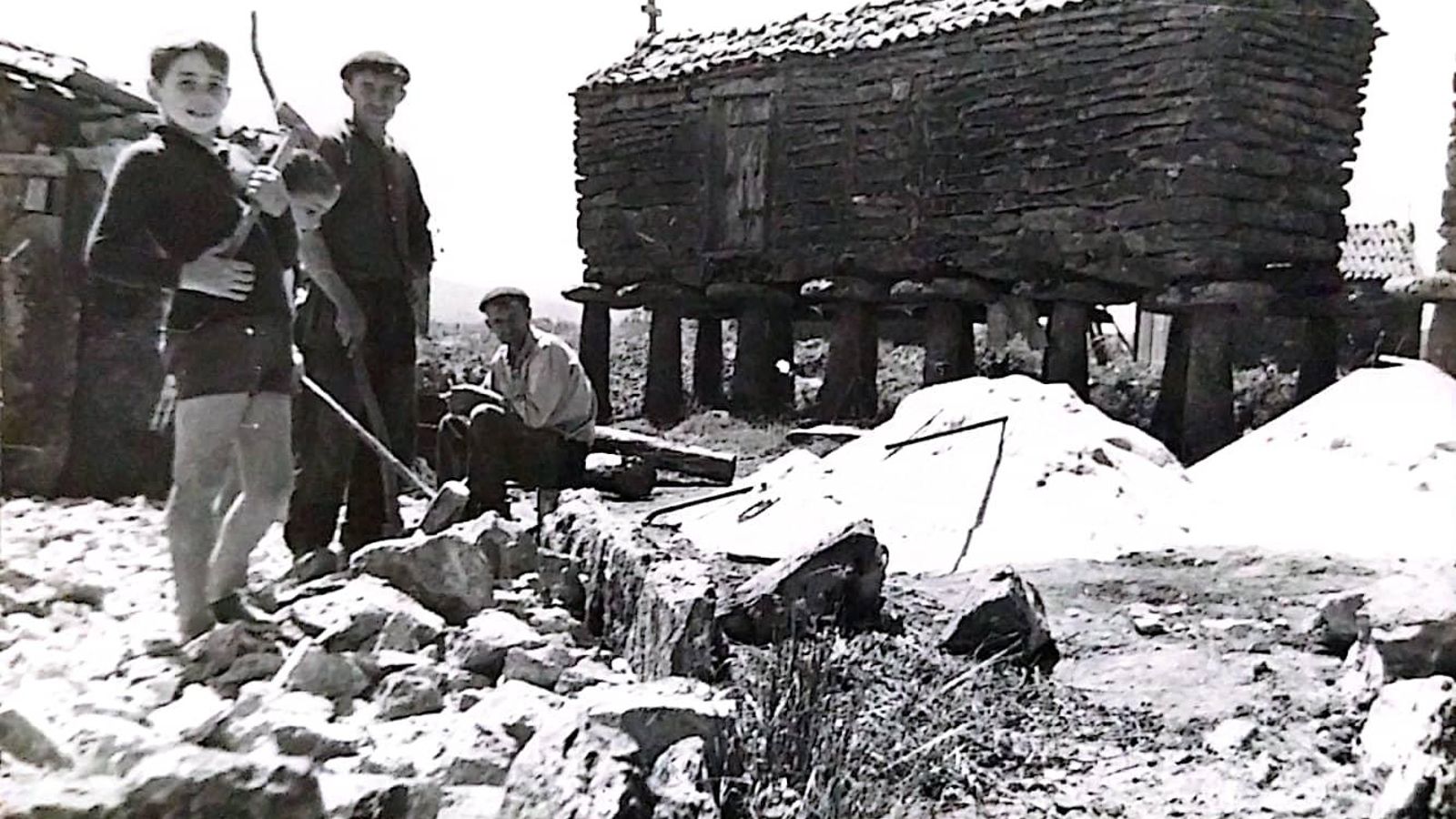 Año 1966, con su hermana Silvia y un par de paisanos reparando la calzada de acceso a la aldea de Xora