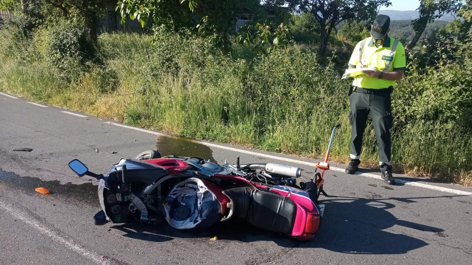 La moto en la que viajaba el fallecido en el accidente en Vilar de Barrio.