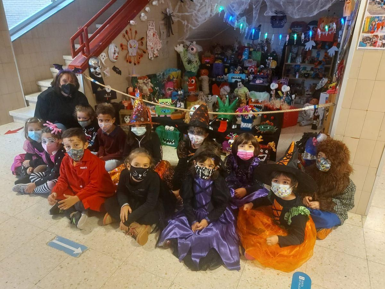 Albino Núñez. A clase de cinco anos B, diante da exposición de cabazas.