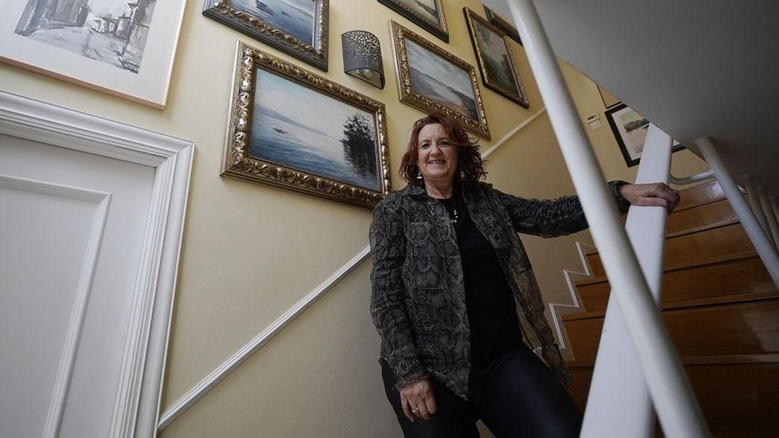 Patricia Amigo, con obra de su padre, Manuel Amigo, de quien prepara un catálogo universal.