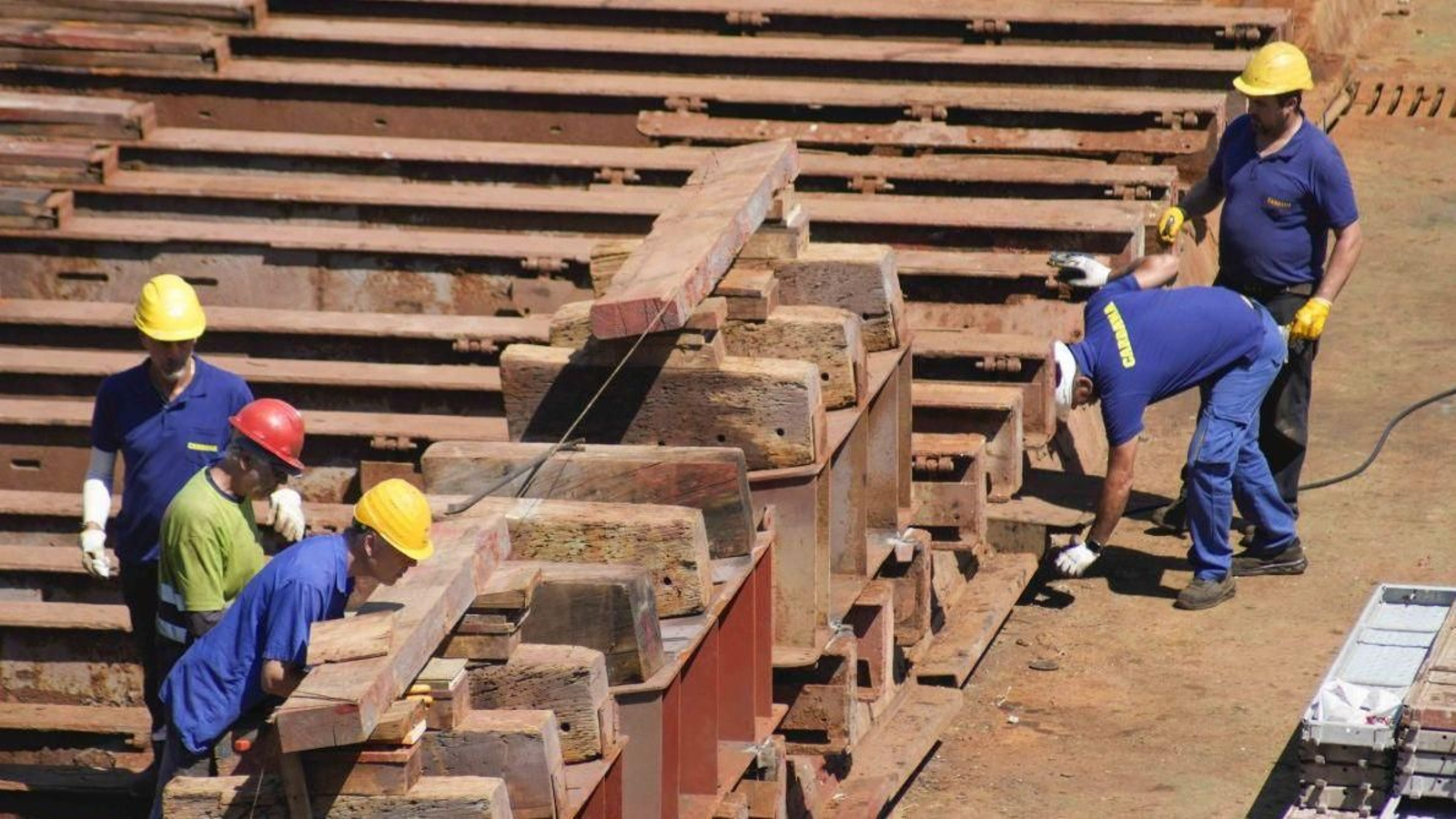 Trabajadores en un astillero vigués, donde la mayor parte del empleo generado es procedente de la industria auxiliar.