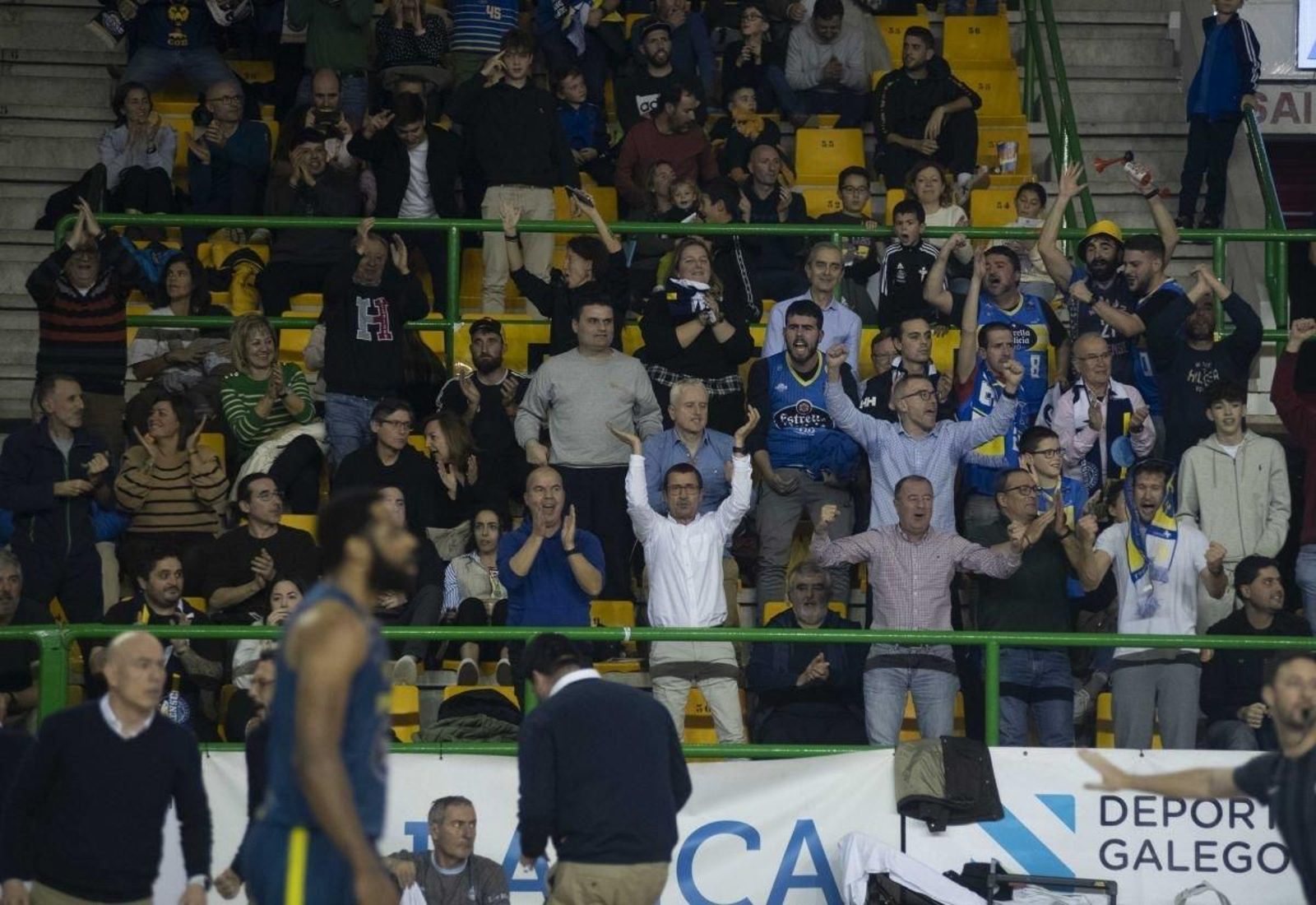 Los aficionados cobistas celebran una jugada del equipo en el Pazo.