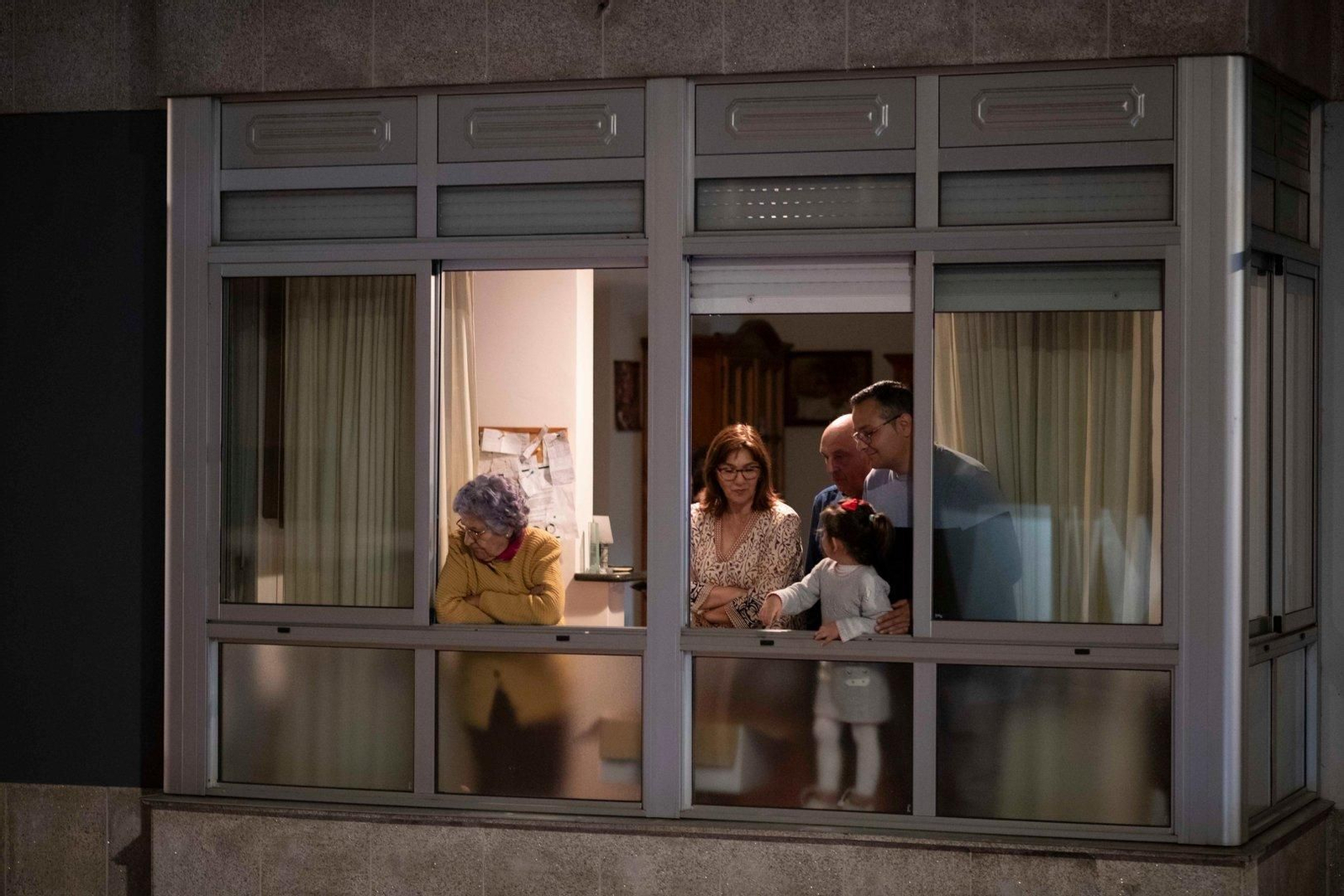Loa vecinos de Ourense, atentos a la procesión desde sus casas.