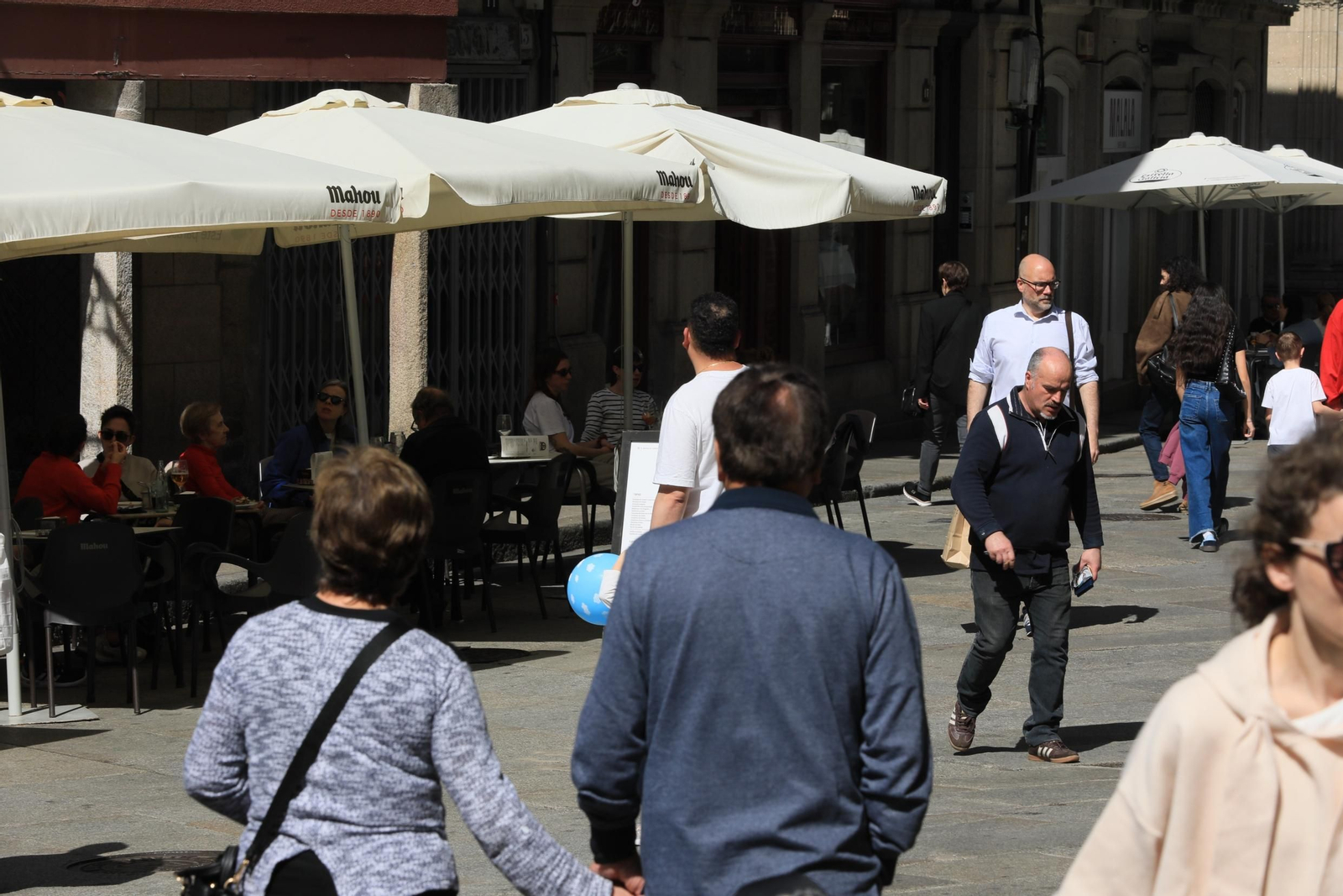 Galería | Los ourensanos salen a la calle y llenan las terrazas por el Día del Padre