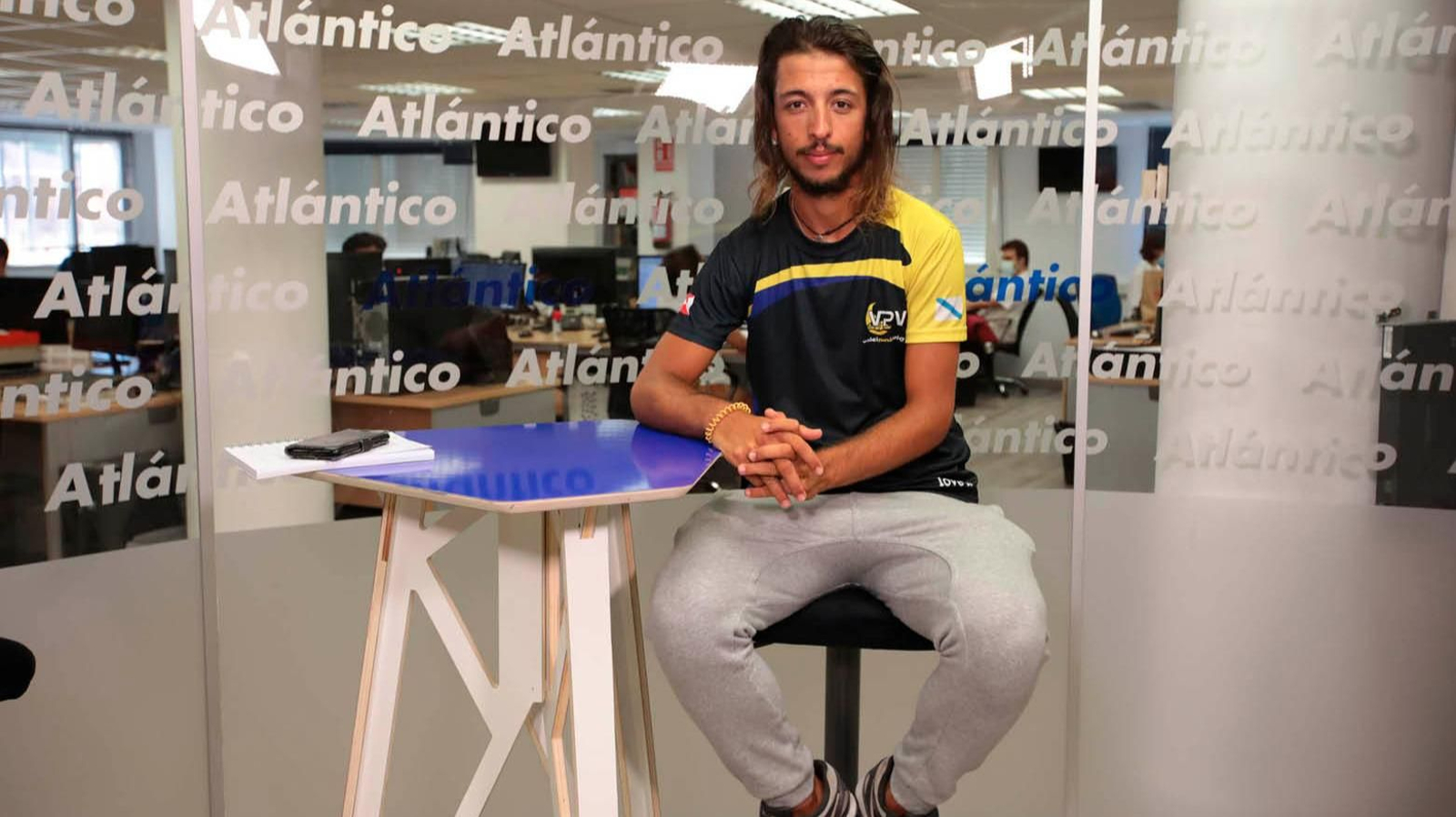 Dario Gil Arias, del Volei Praia Vigo, colabora en la organización del torneo +Deporte Atlántico. // David Fernández