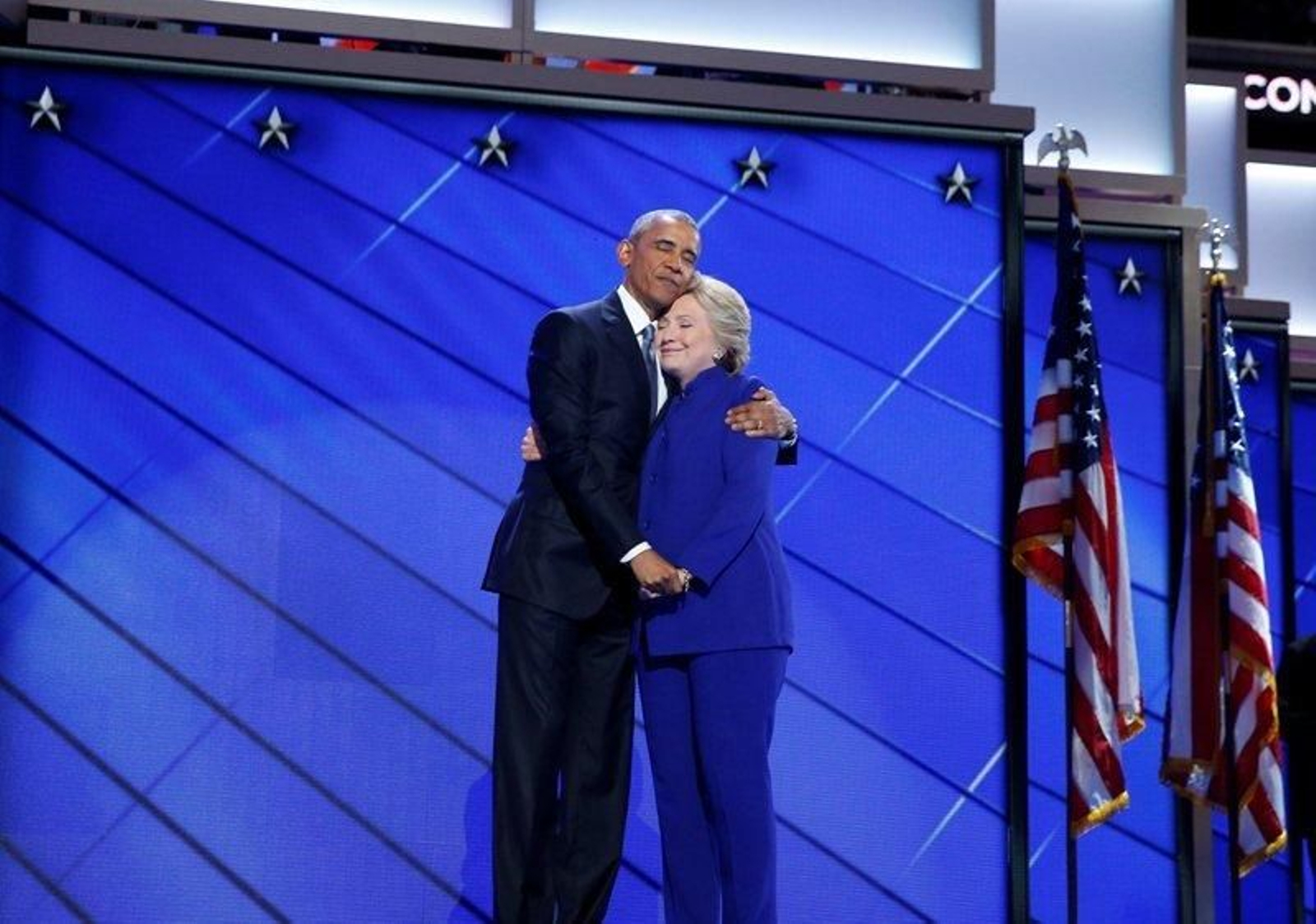 Abrazo entre Obama e Clinton.