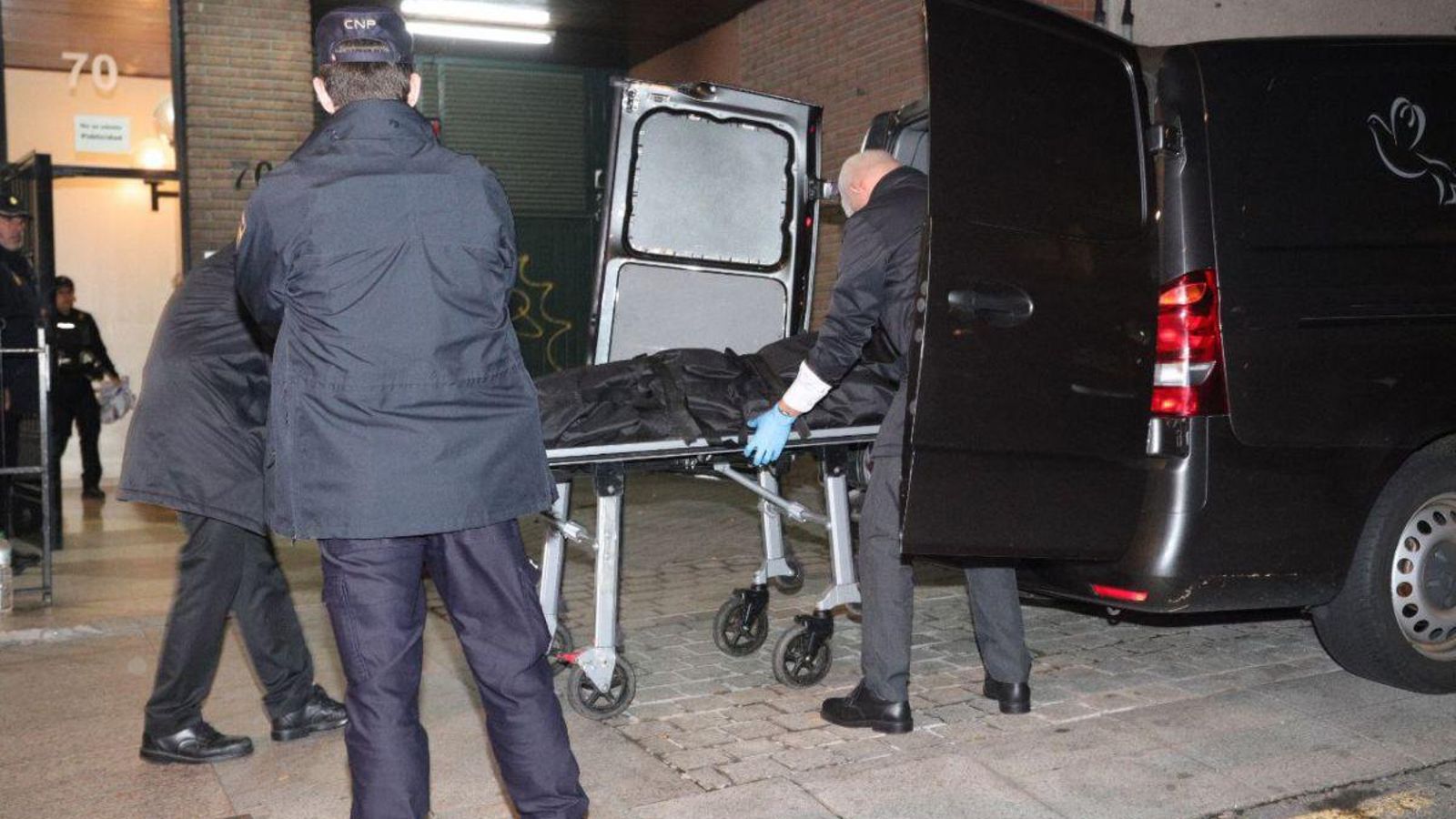 Momento en que el cadáver de la víctima es llevado por los servicios funerarios tras autorizar el juez su levantamiento a medianoche de ayer.